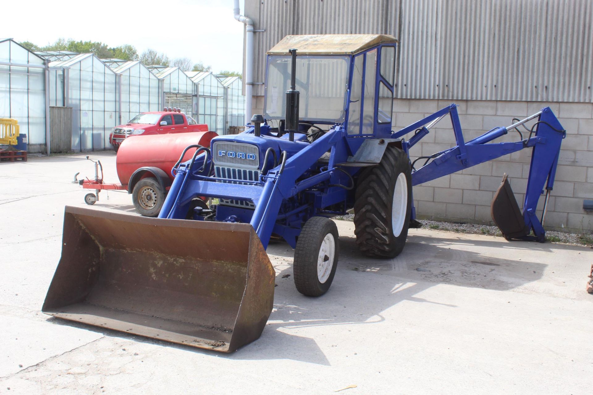 A WORKING FORD 3400 TRACTOR WITH FRONT END LOADER & REAR END DITCHING ARM & BUCKET NO VAT - Image 2 of 6