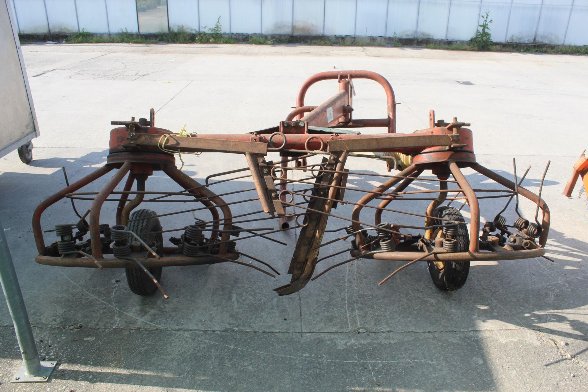 A ZWEEGERS TWO ROTOR HAY BOB WITH PTO SHAFT NO VAT - Image 3 of 3