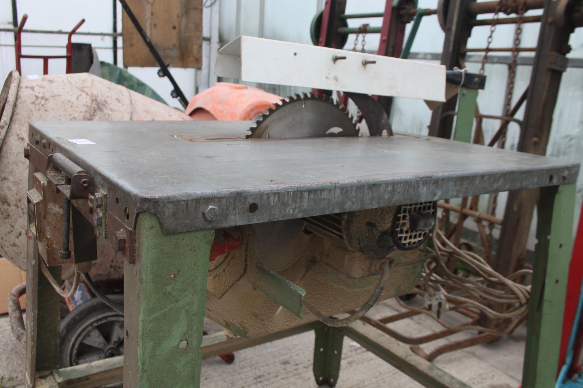 230v TABLE SAW BELIEVED IN WORKING ORDER BUT NO WARRANTY NO VAT - Image 3 of 4