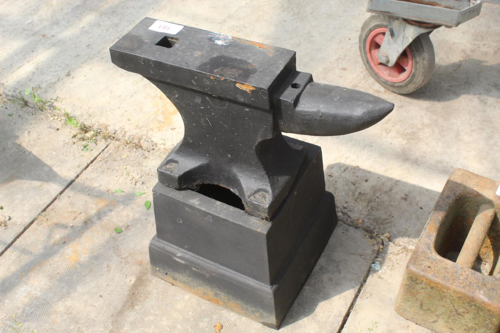 A SMALL VINTAGE CAST IRON BLACKSMITHS ANVIL AND CAST IRON STAND (ANVIL H:21CM L:39CM STAND H:21CM) - Image 2 of 2