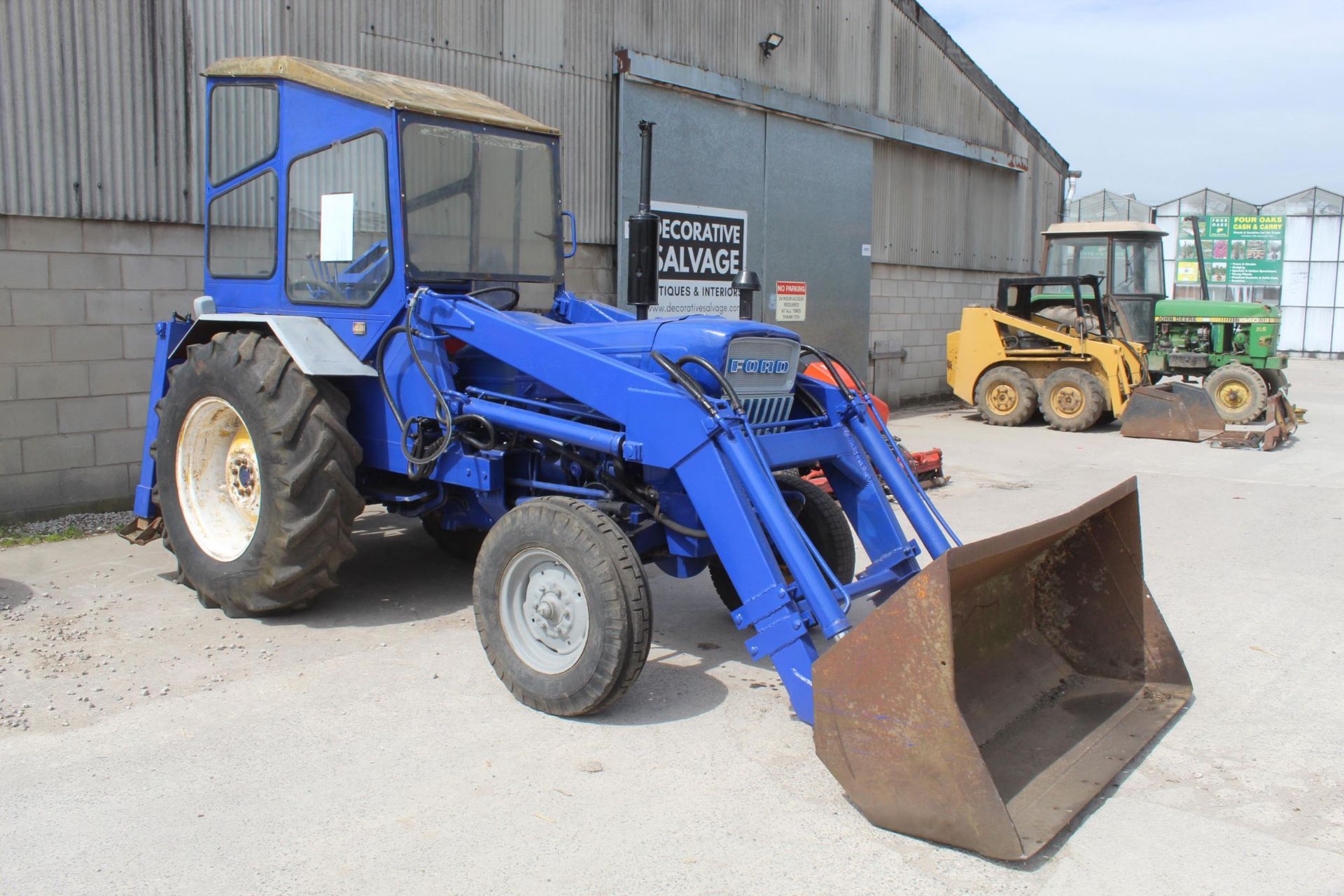 A WORKING FORD 3400 TRACTOR WITH FRONT END LOADER & REAR END DITCHING ARM & BUCKET NO VAT