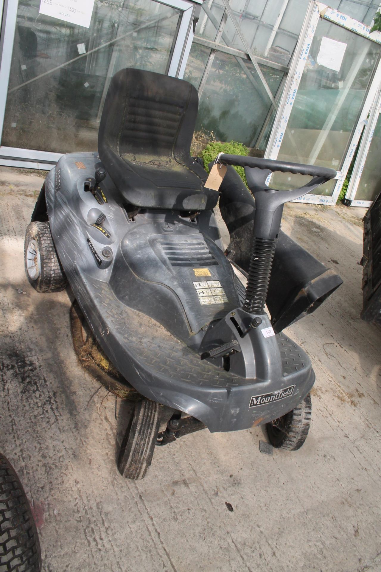 A MOUNTFIELD R25V RIDE ON LAWNMOWER WITH FRONT STEERING COLUMN ENGINE GOOD GEARBOX DAMAGED ( - Image 2 of 4