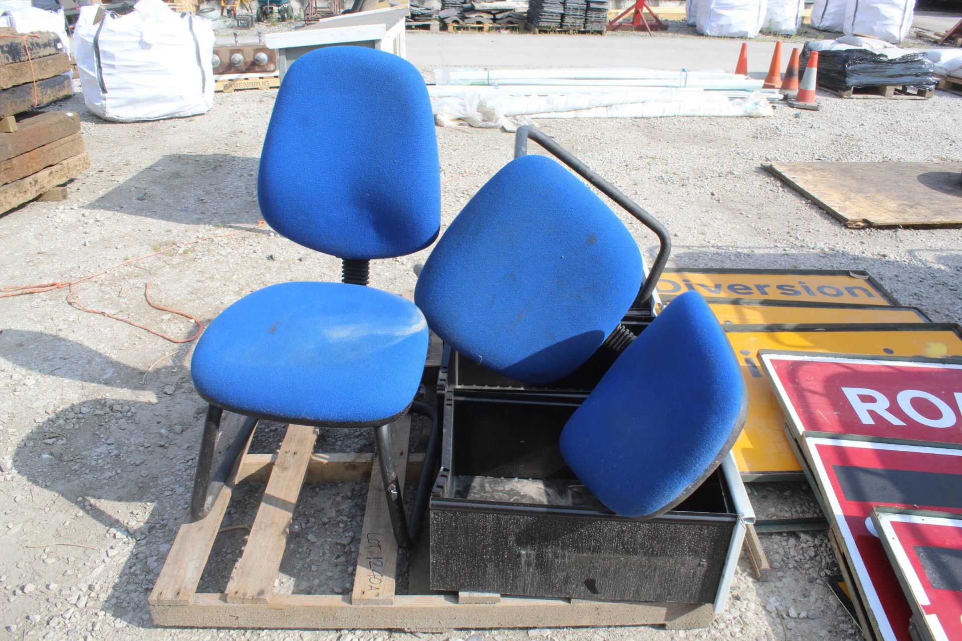 A PALLET OF STACKING CHAIRS ETC + VAT - Image 2 of 2