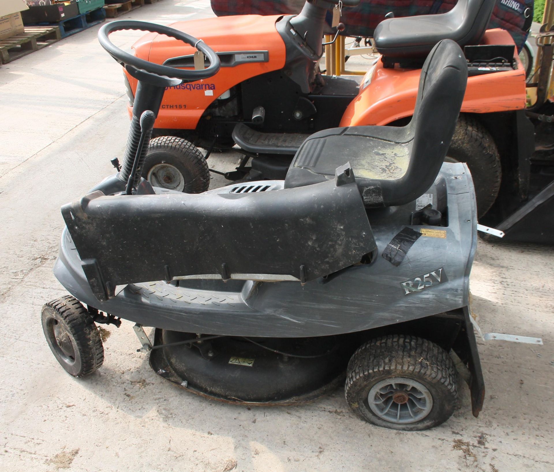 A MOUNTFIELD R25V RIDE ON LAWNMOWER WITH FRONT STEERING COLUMN ENGINE GOOD GEARBOX DAMAGED (