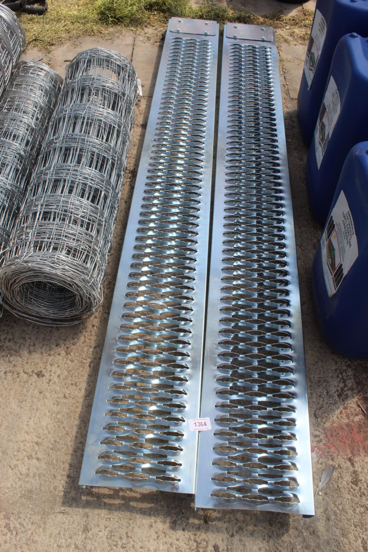 PAIR OF LOADING RAMPS + VAT