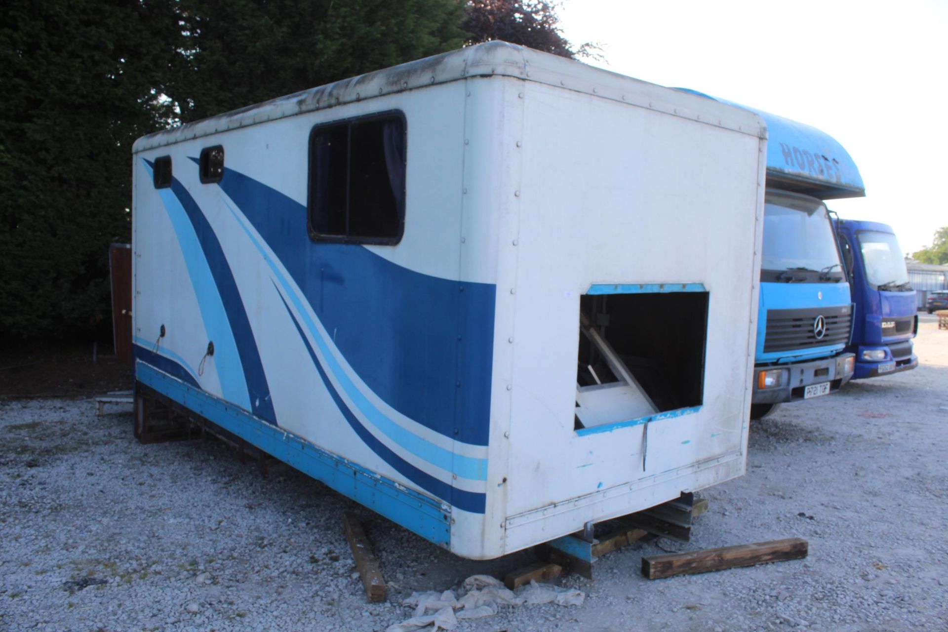 A 17FT HORSE BOX BODY WITH THREE STALLS AND A FRONT SECTION FOR TACK ETC NO VAT