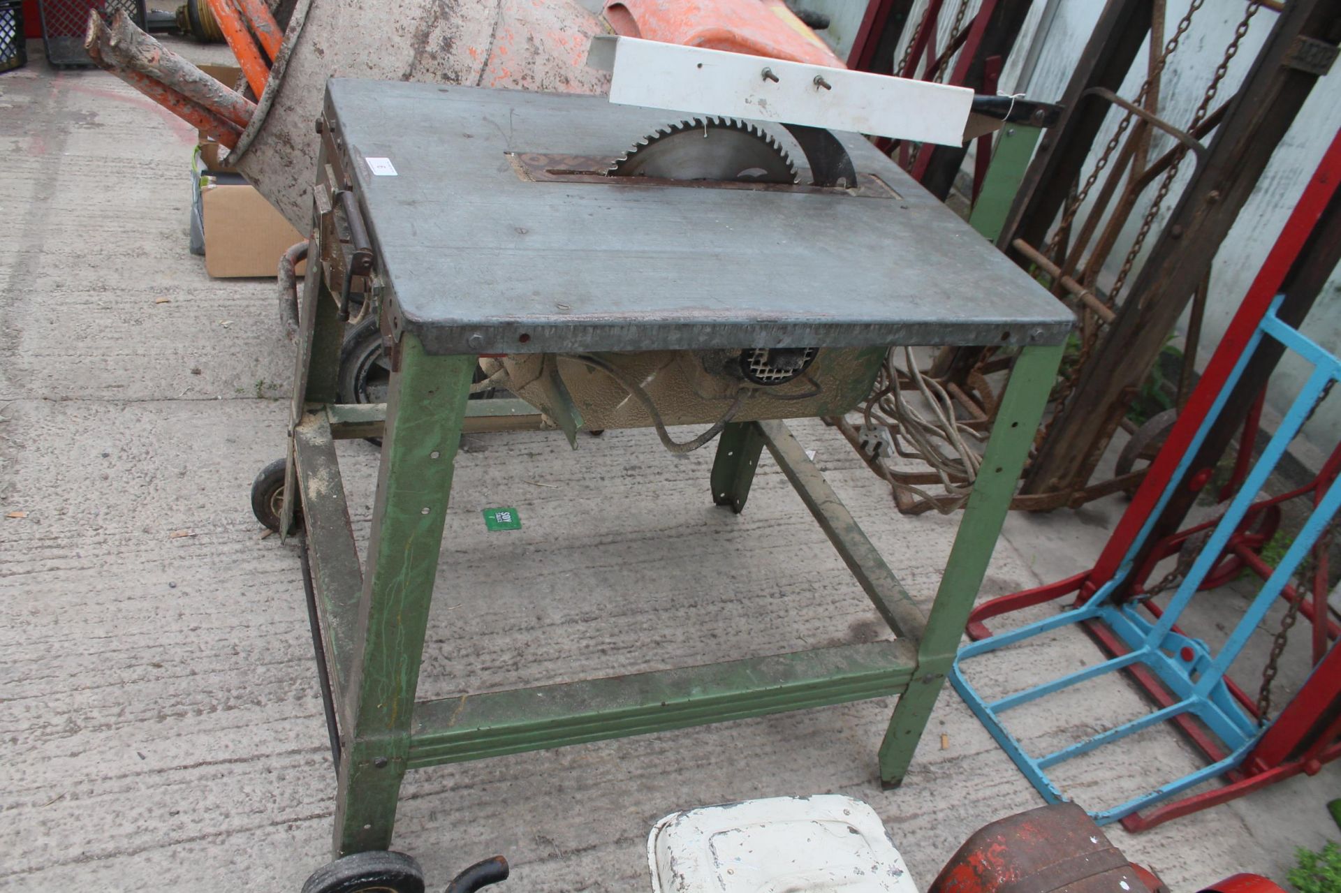 230v TABLE SAW BELIEVED IN WORKING ORDER BUT NO WARRANTY NO VAT - Image 2 of 4