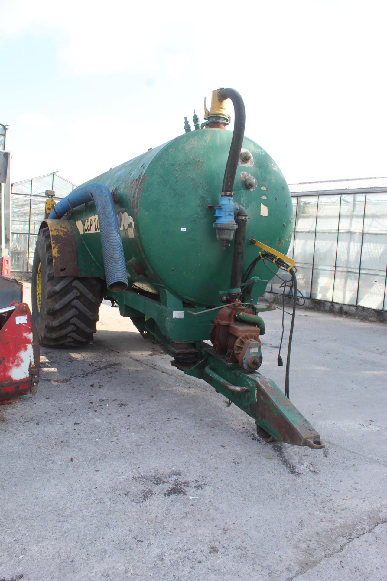 A SINGLE AXLE MAJOR 2050 GALLON SLURRY TANKER WITH VACUUM PUMP AND SLURRY PIPE PLUS VAT - Image 2 of 5