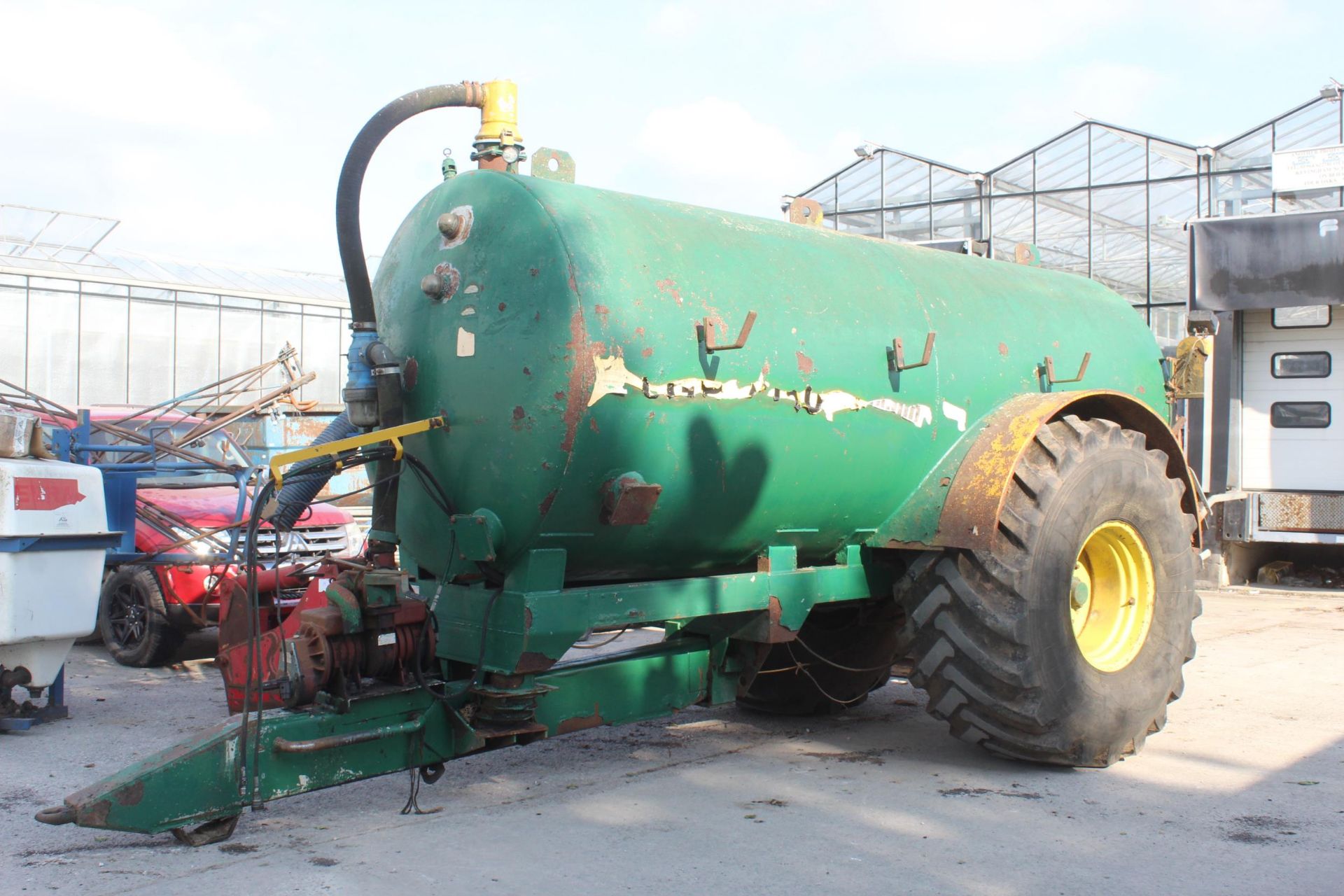 A SINGLE AXLE MAJOR 2050 GALLON SLURRY TANKER WITH VACUUM PUMP AND SLURRY PIPE PLUS VAT