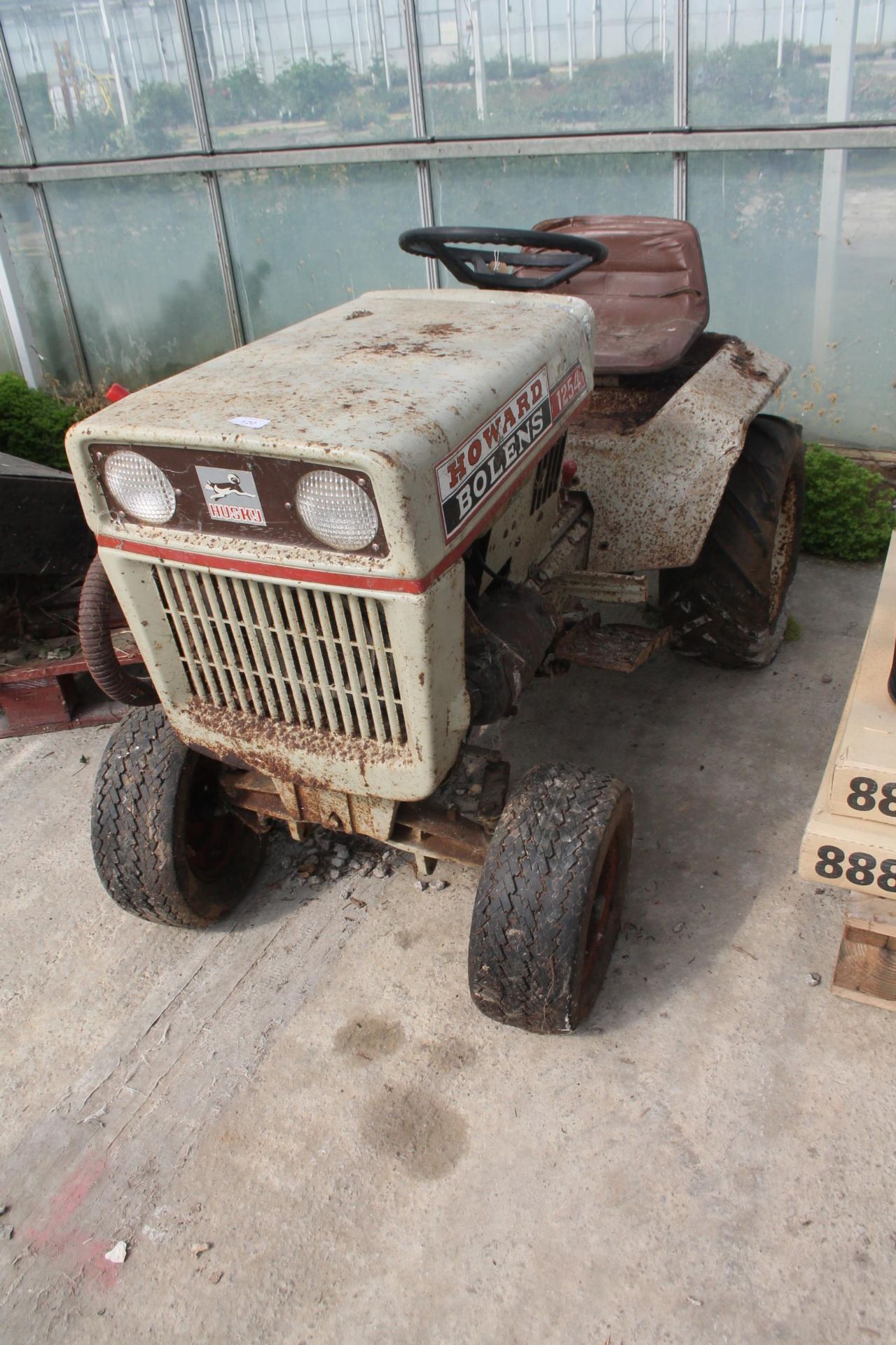 A VINTAGE HUSKY HOWARD BOLENS 1254 COMPACT TRACTOR COMPLETE WITH KEY NO VAT - Image 2 of 4