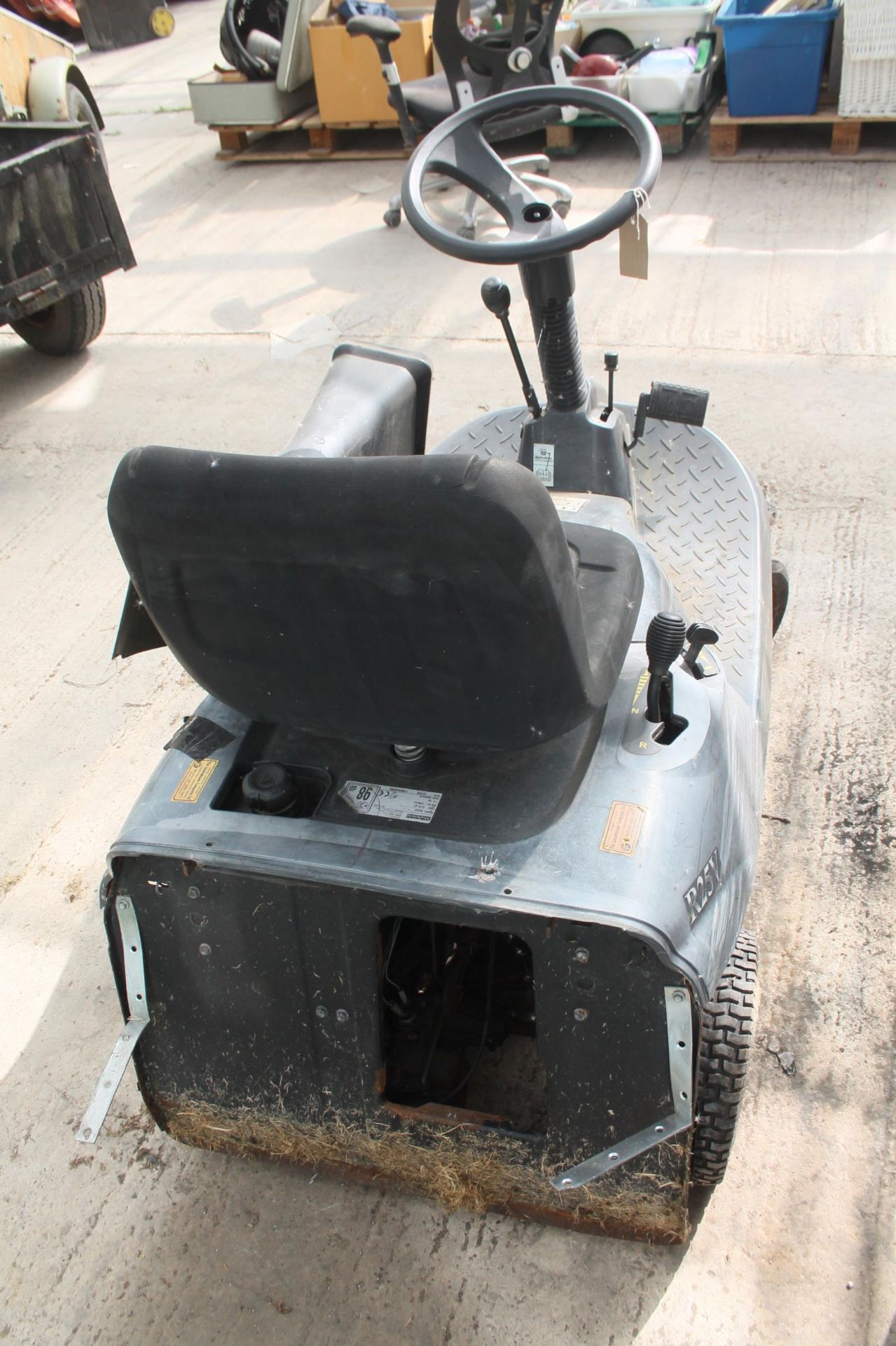 A MOUNTFIELD R25V RIDE ON LAWNMOWER WITH FRONT STEERING COLUMN ENGINE GOOD GEARBOX DAMAGED ( - Image 3 of 4