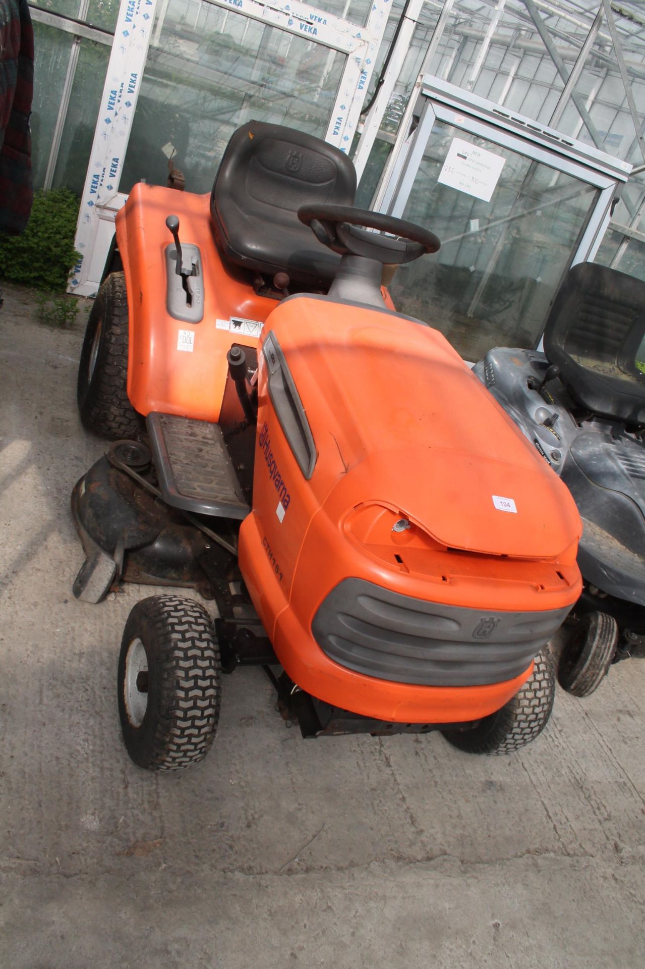 A HUSQVARNA CTH151 RIDE ON LAWNMOWER COMPLETE WITH GRASS BOX, KEY AND KOHLER COURAGE 15 ENGINE NO