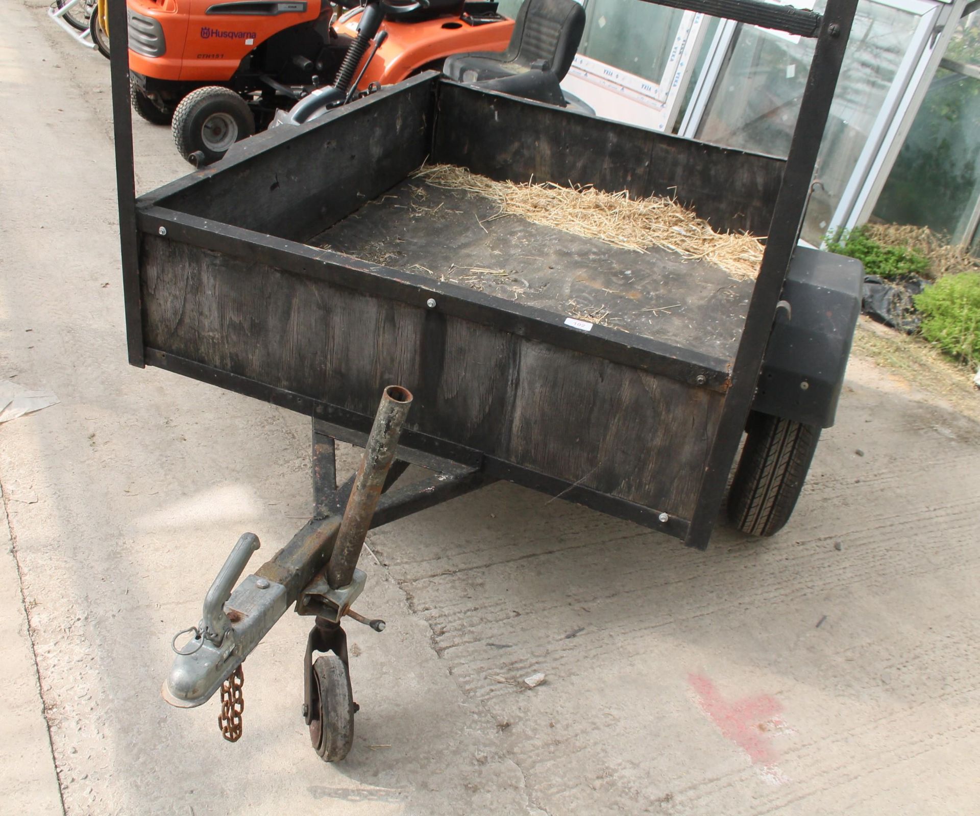 A SINGLE AXLE METAL AND WOODEN SIDED CAR TRAILER WITH FRONT THRIPPER (149CM x 122CM) NO VAT - Image 2 of 3