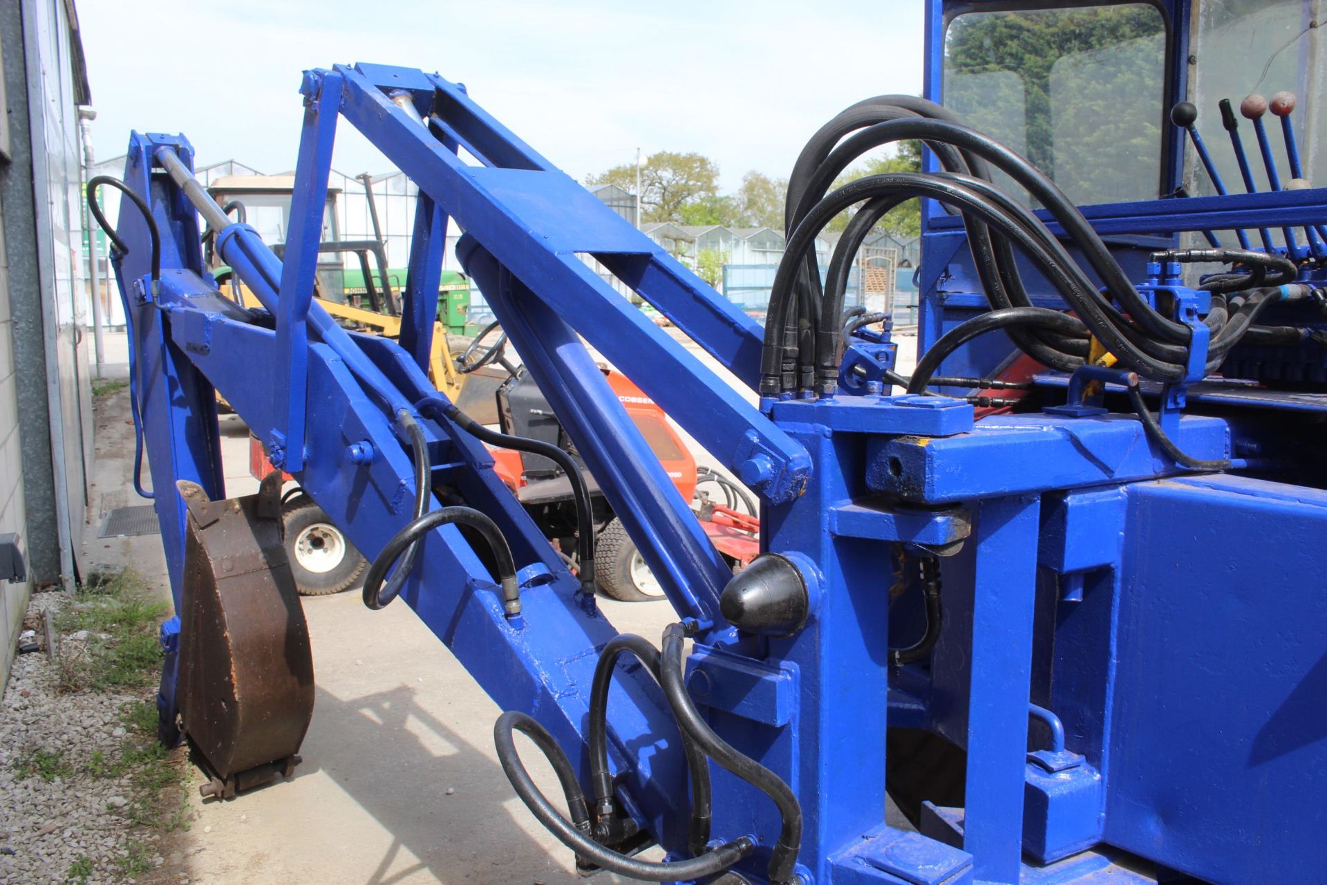 A WORKING FORD 3400 TRACTOR WITH FRONT END LOADER & REAR END DITCHING ARM & BUCKET NO VAT - Image 6 of 6