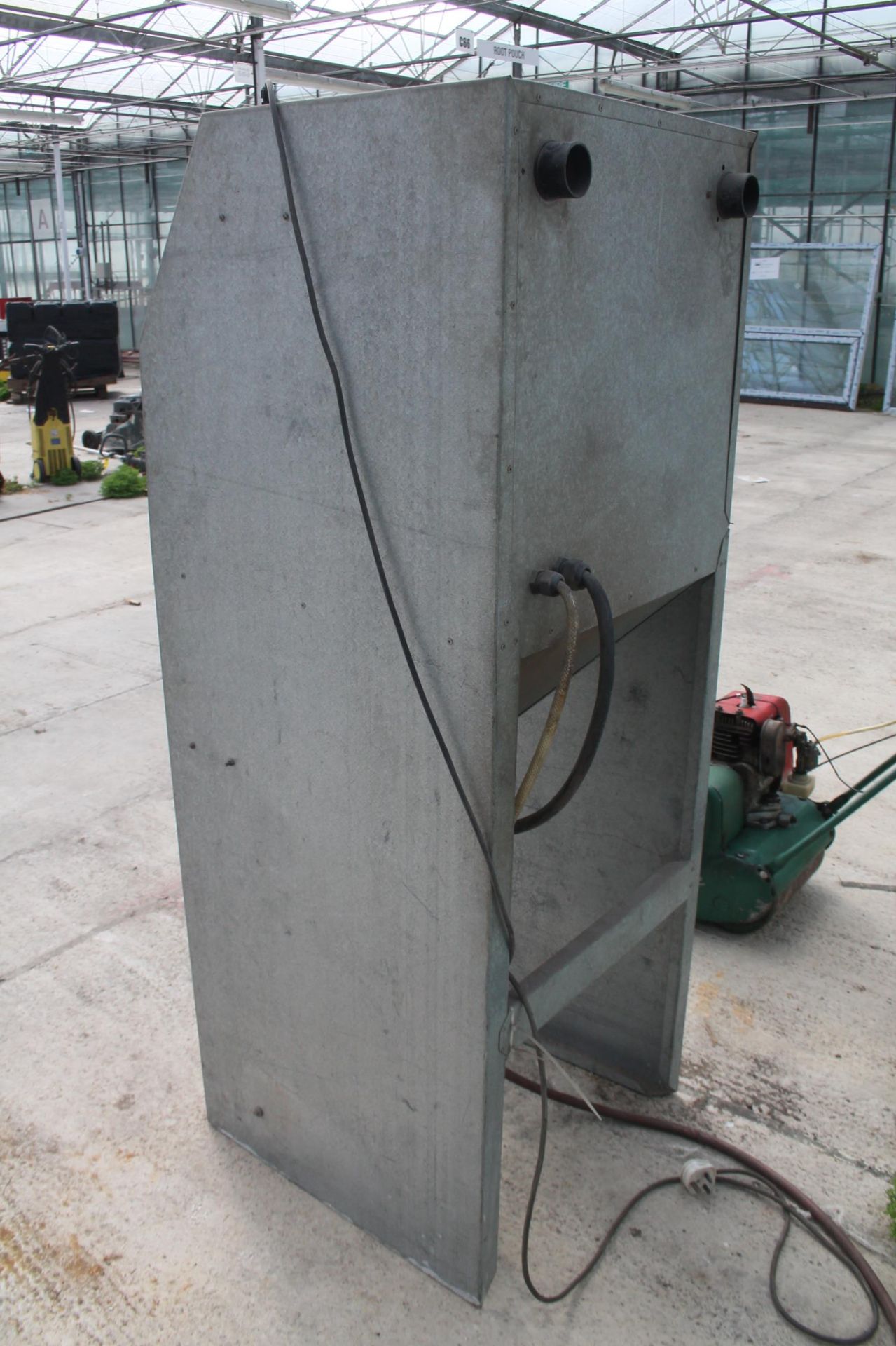 A GALVANISED SHOT BLASTING TANK TO ALSO INCLUDE SOME TOOLS PLUS VAT - Image 3 of 3