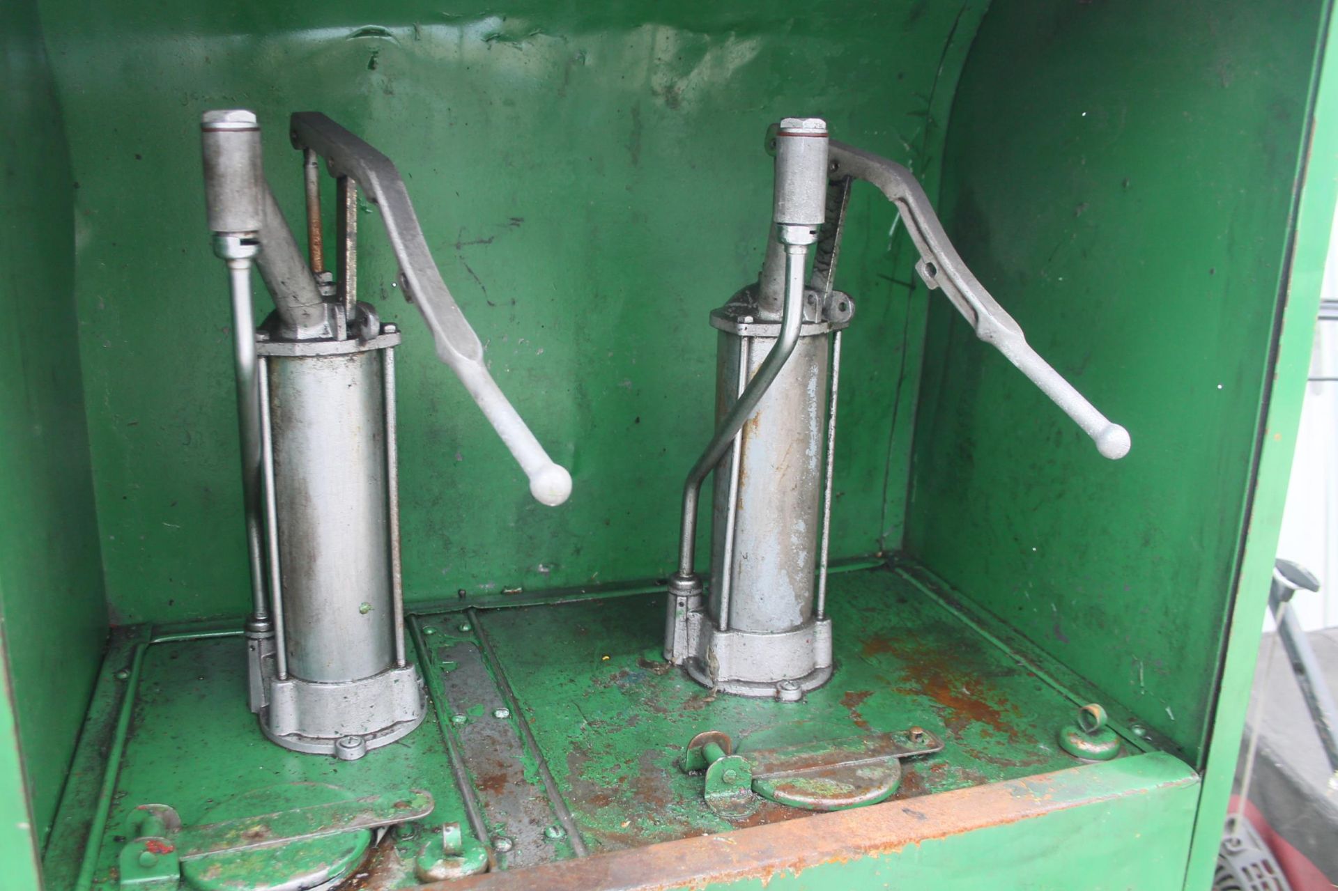 A CASTROL OIL DISPENSER IN GWO NO VAT - Image 2 of 2