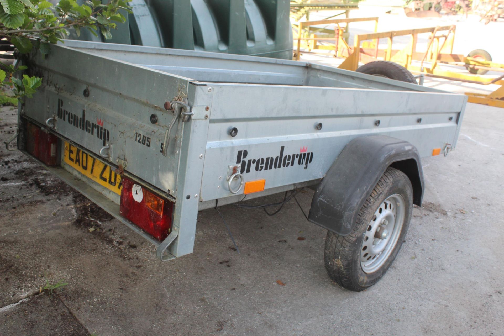 A SINGLE AXLE BRENDERUP CAR TRAILER WITH WOODEN FLOOR NO VAT - Image 2 of 2