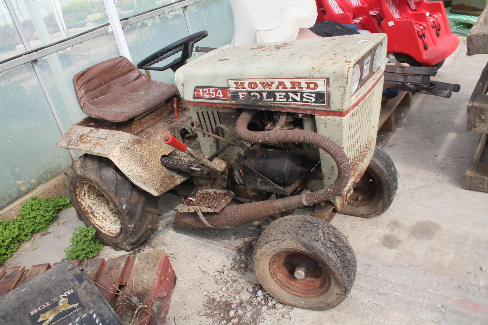 A VINTAGE HUSKY HOWARD BOLENS 1254 COMPACT TRACTOR COMPLETE WITH KEY NO VAT