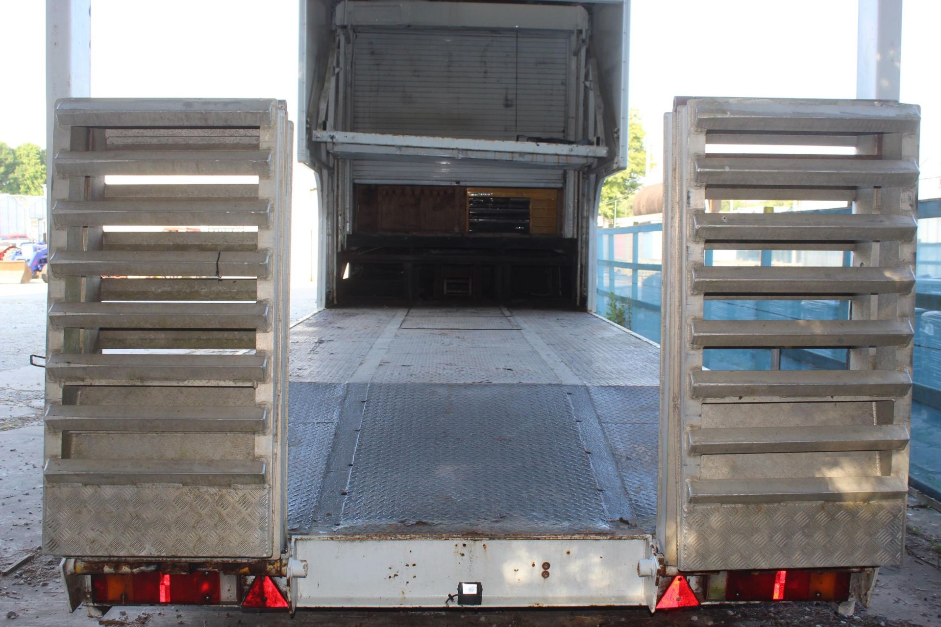 A 43FT WAGON CAR TRANSPORTER TRAILER WITH CAR RAMPS AND THE FRONT SECTION KITTED OUT WITH SLEEPING - Image 5 of 8