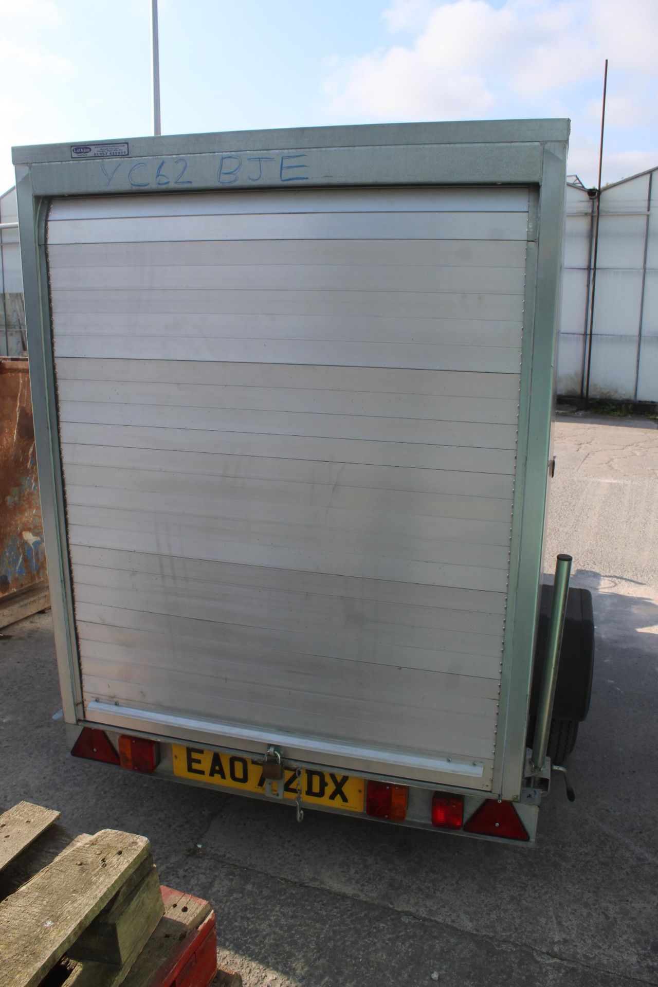 A SINGLE AXLE BOX TRAILER WITH REAR ROLLER SHUTTER DOOR NO VAT - Image 3 of 3