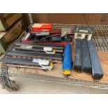 AN ASSORTMENT OF MODEL TRAIN ITEMS TO INCLUDE TRACK, TRAINS AND CARTS, TO ALSO INCLUDE SOME TRI-