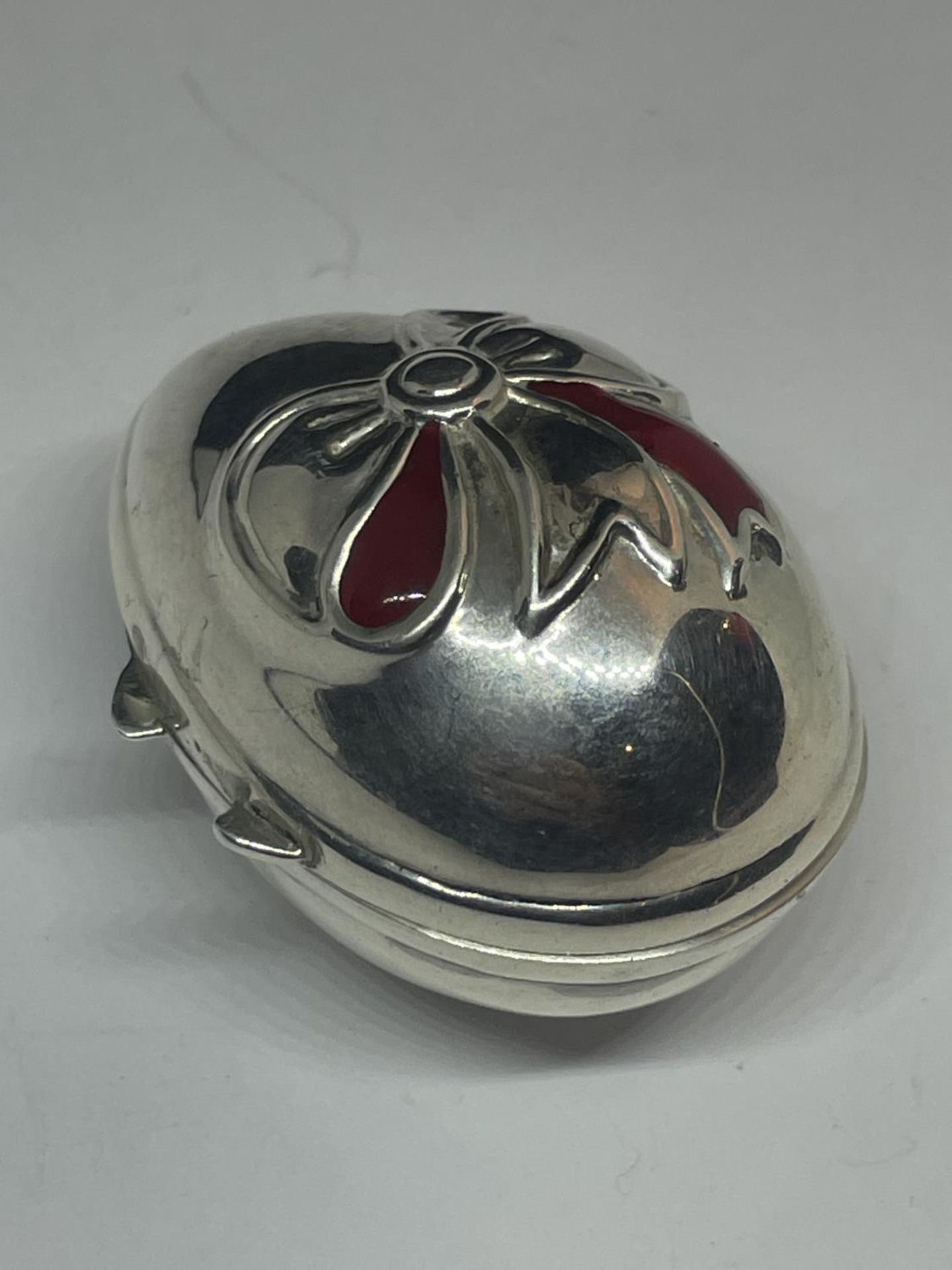 A SILVER EGG SHAPED PILL BOX WITH RIBBON DESIGN ON THE LID - Image 2 of 3