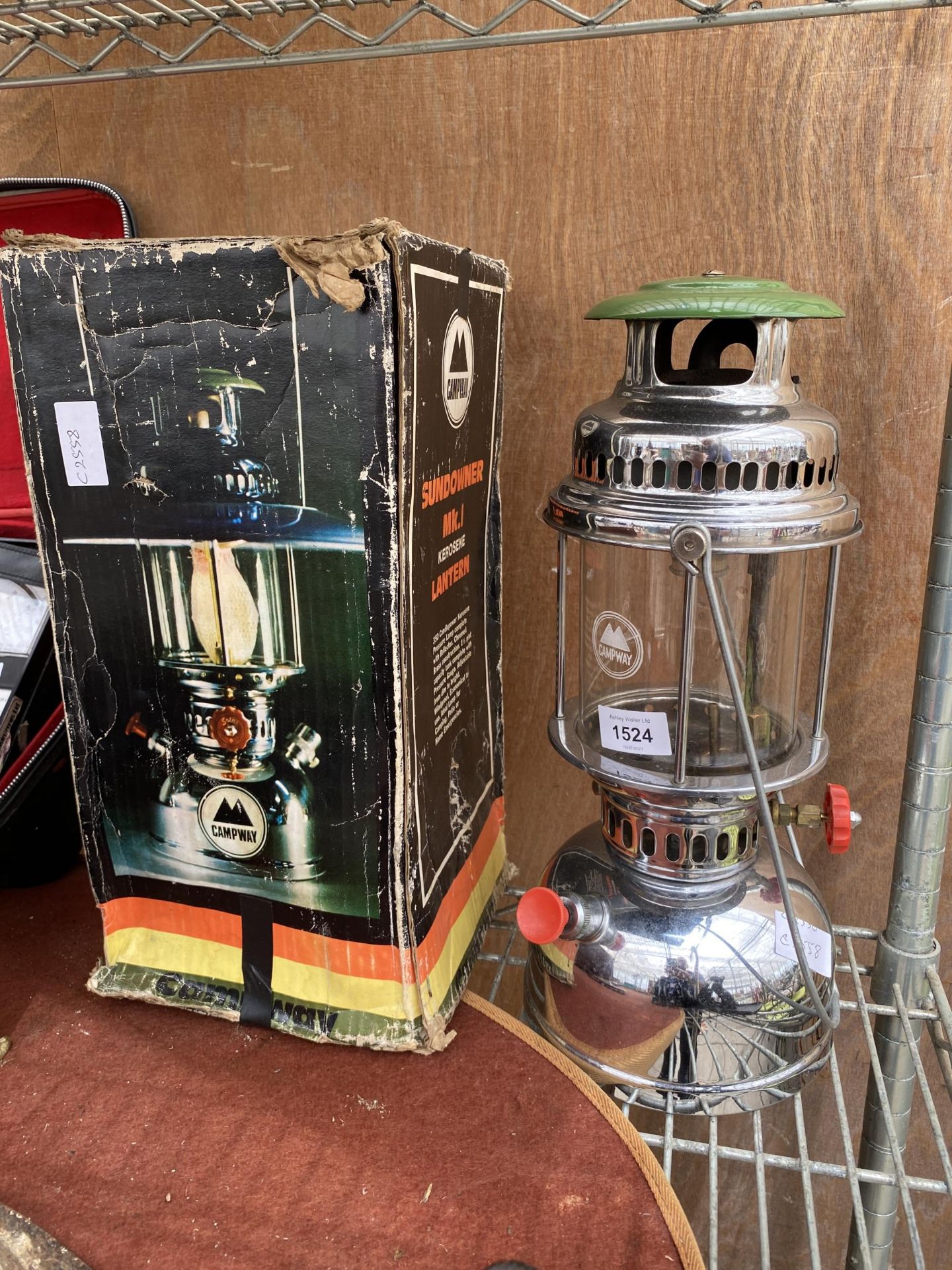 A VINTAGE CAMPWAY SUNDOWNER MK.1 KEROSENE LANTERN WITH ORIGINAL BOX