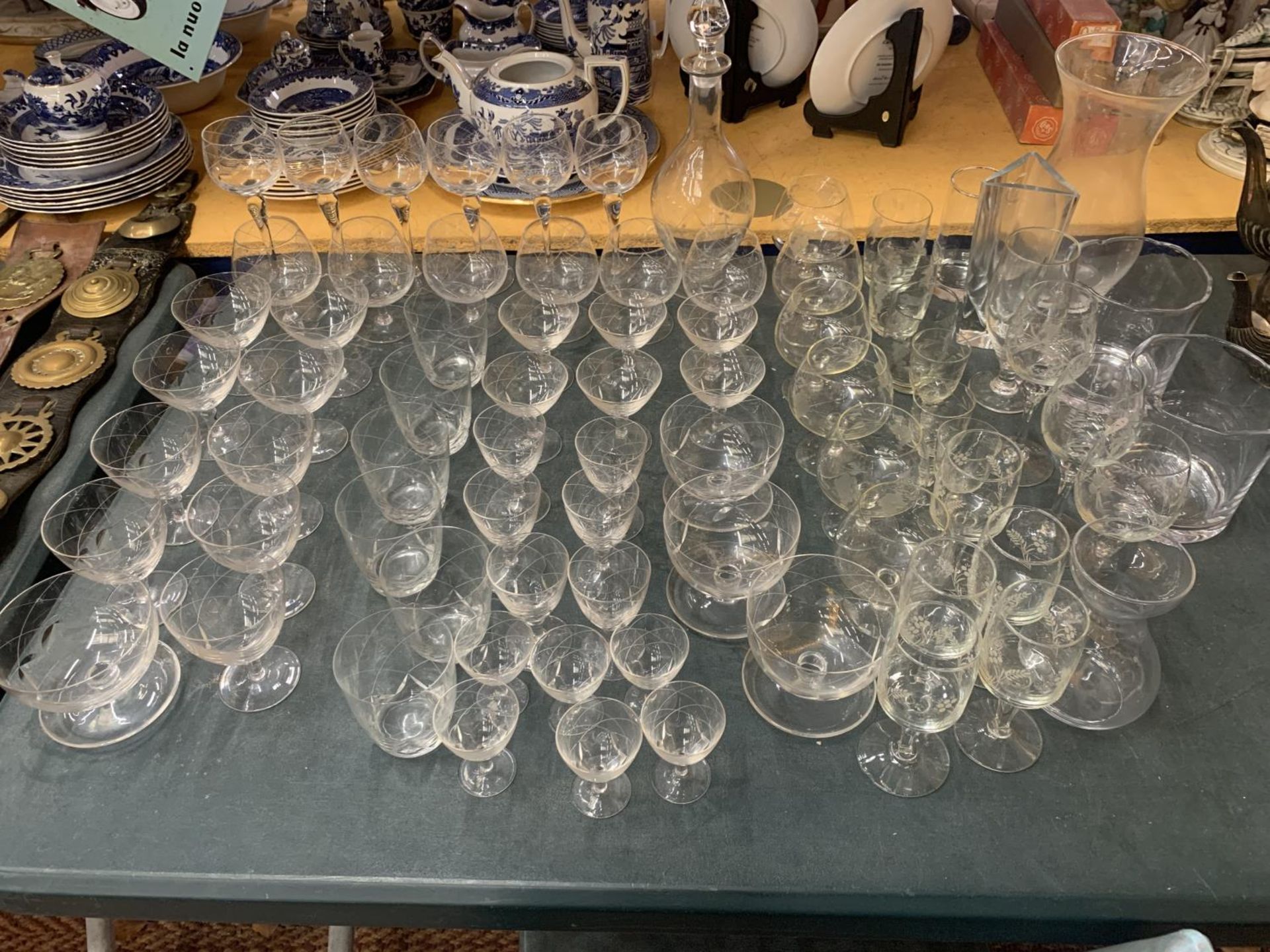 A LARGE QUANTITY OF VINTAGE GLASSWARE TO INCLUDE VASES, A DECANTER, MARTINI GLASSES, WINE, SHERRY,