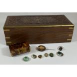 A MIXED LOT TO INCLUDE CARVED WOODEN BOX, TORTOISESHELL EFFECT BOX (A/F), HALLMARKED SILVER SMOKY