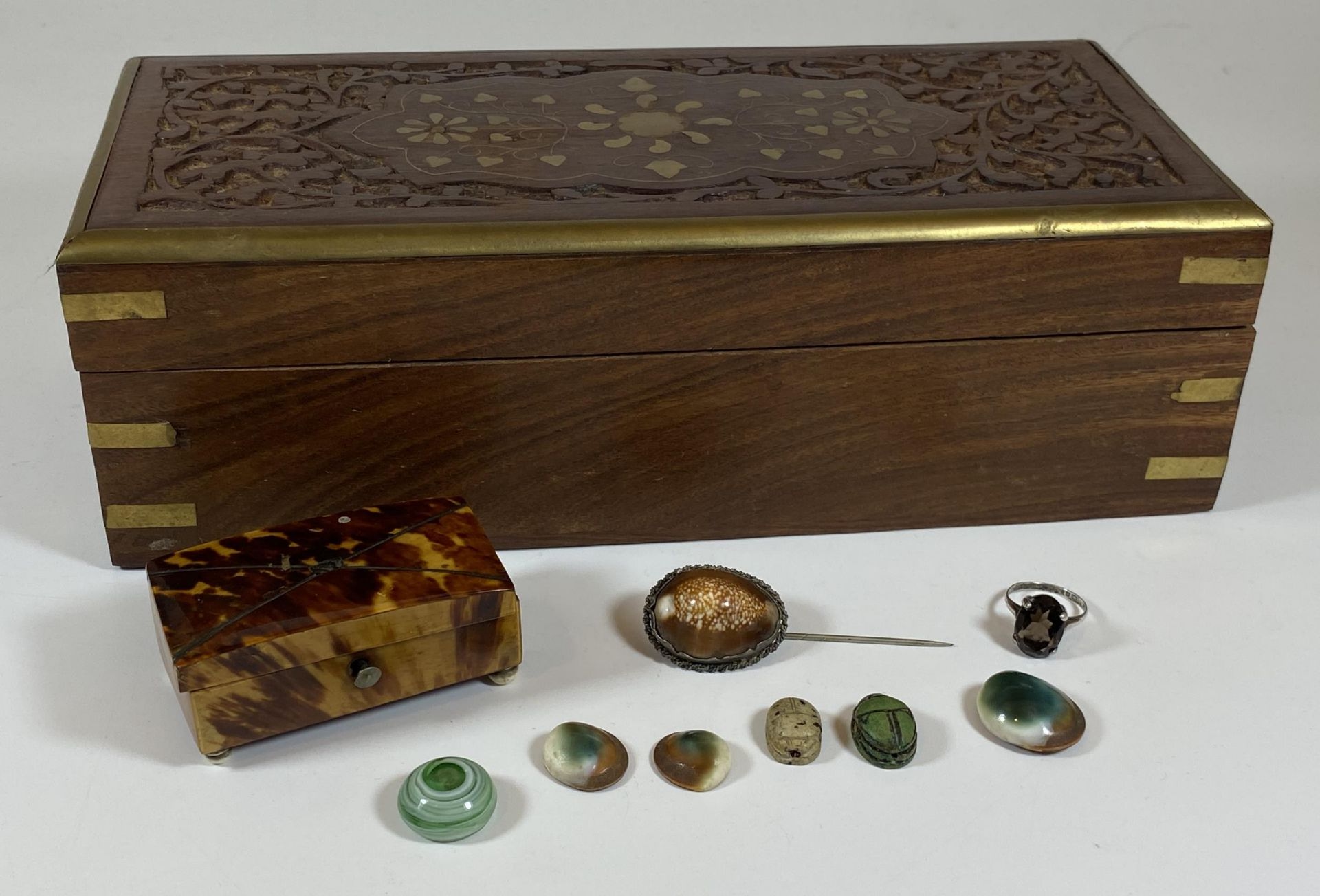 A MIXED LOT TO INCLUDE CARVED WOODEN BOX, TORTOISESHELL EFFECT BOX (A/F), HALLMARKED SILVER SMOKY