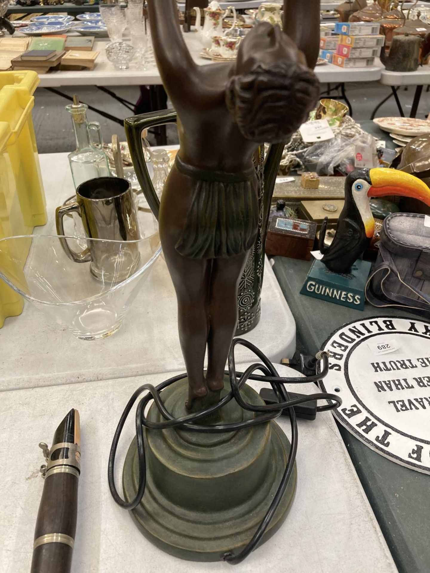 AN ART DECO STYLE, SIGNED, GIRL ON PEDESTAL TABLE LAMP HEIGHT 53CM - A/F TO WRIST AND FINGERS - Bild 3 aus 3