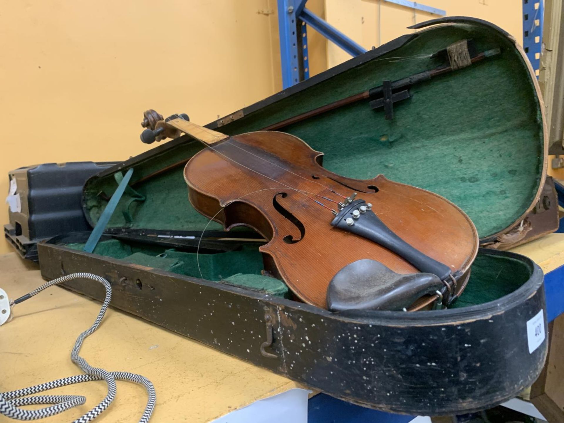 A VINTAGE VIOLIN IN CASE IN NEED OF RESTORATION PLUS A SMALL SUITCASE - Image 3 of 4