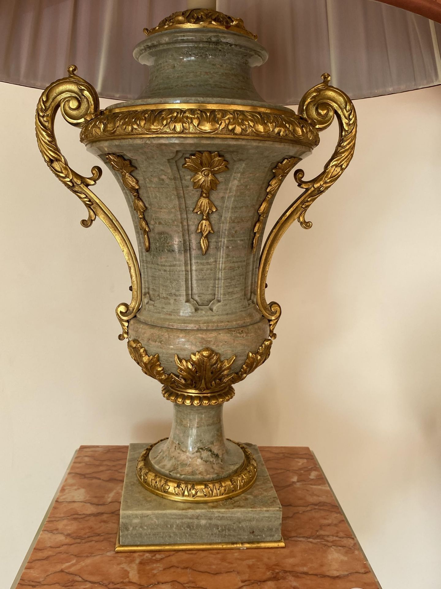 AN IMPRESSIVE PAIR OF ITALIAN MARBLE AND BRONZE ORMELU TWIN HANDLED TABLE LAMPS, HEIGHT 47CM - Image 3 of 12