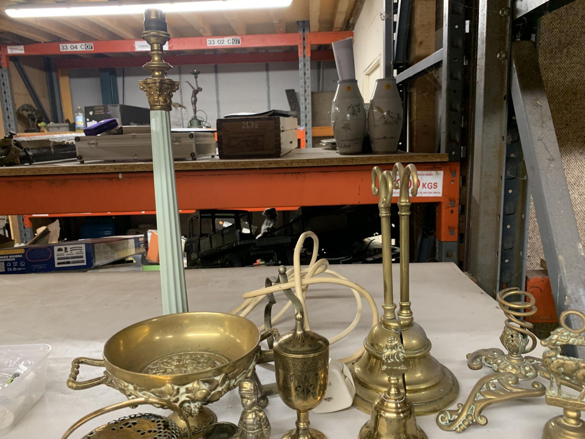 A QUANTITY OF BRASS TO INCLUDE BELLS, ORNAMENTS, BRACKETS, LAMP BASE, ETC., - Image 3 of 6