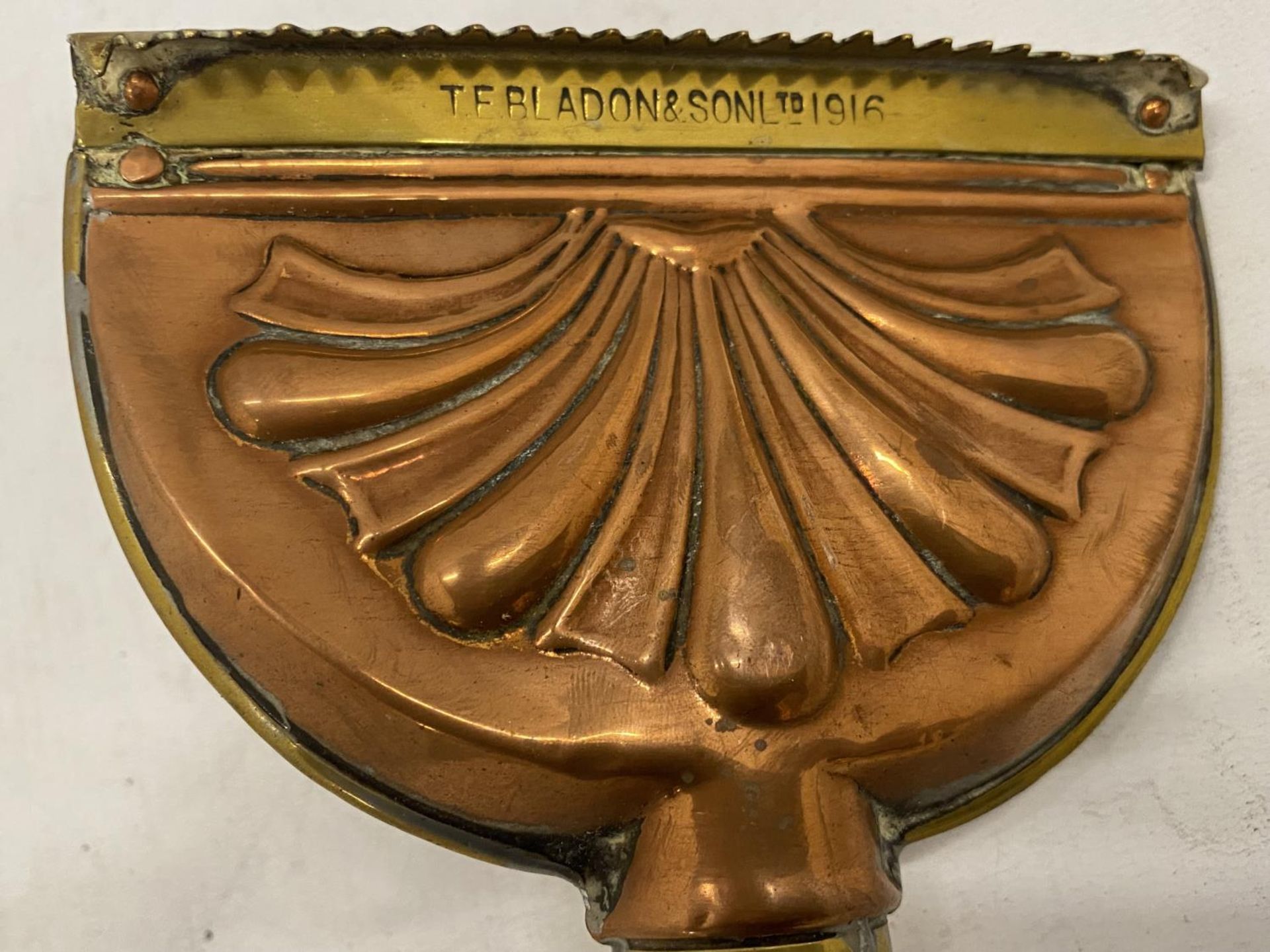 A VINTAGE BRASS AND COPPER CURRY COMB MARKED T E BLADON AND SON - Bild 4 aus 4