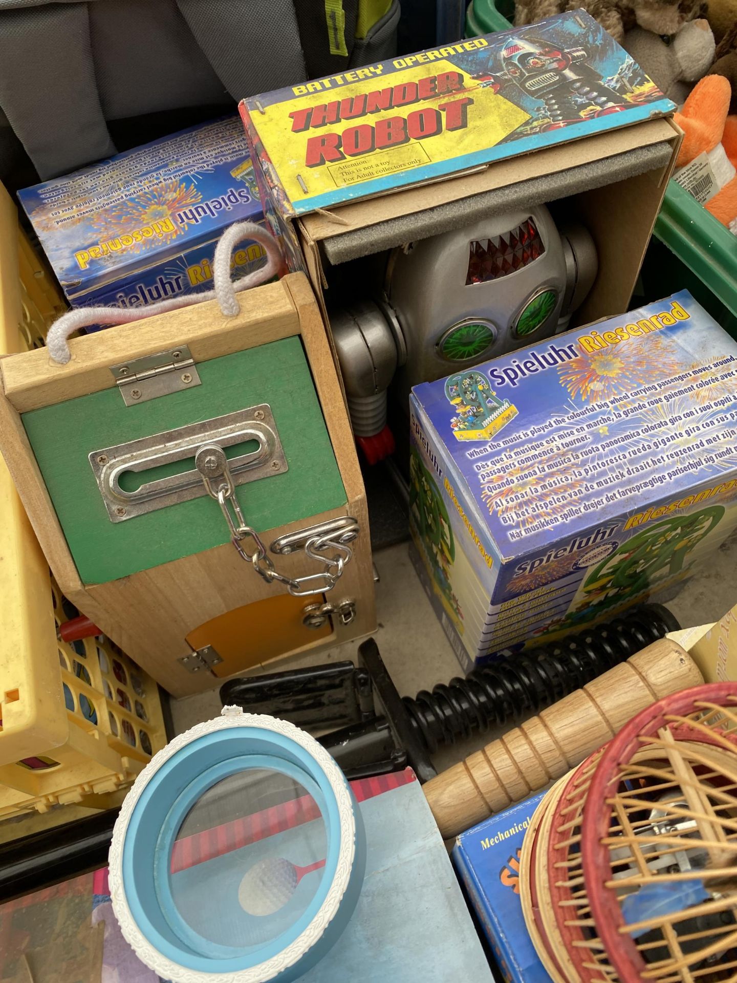 A LARGE ASSORTMENT OF CHILDRENS TOYS - Image 6 of 7