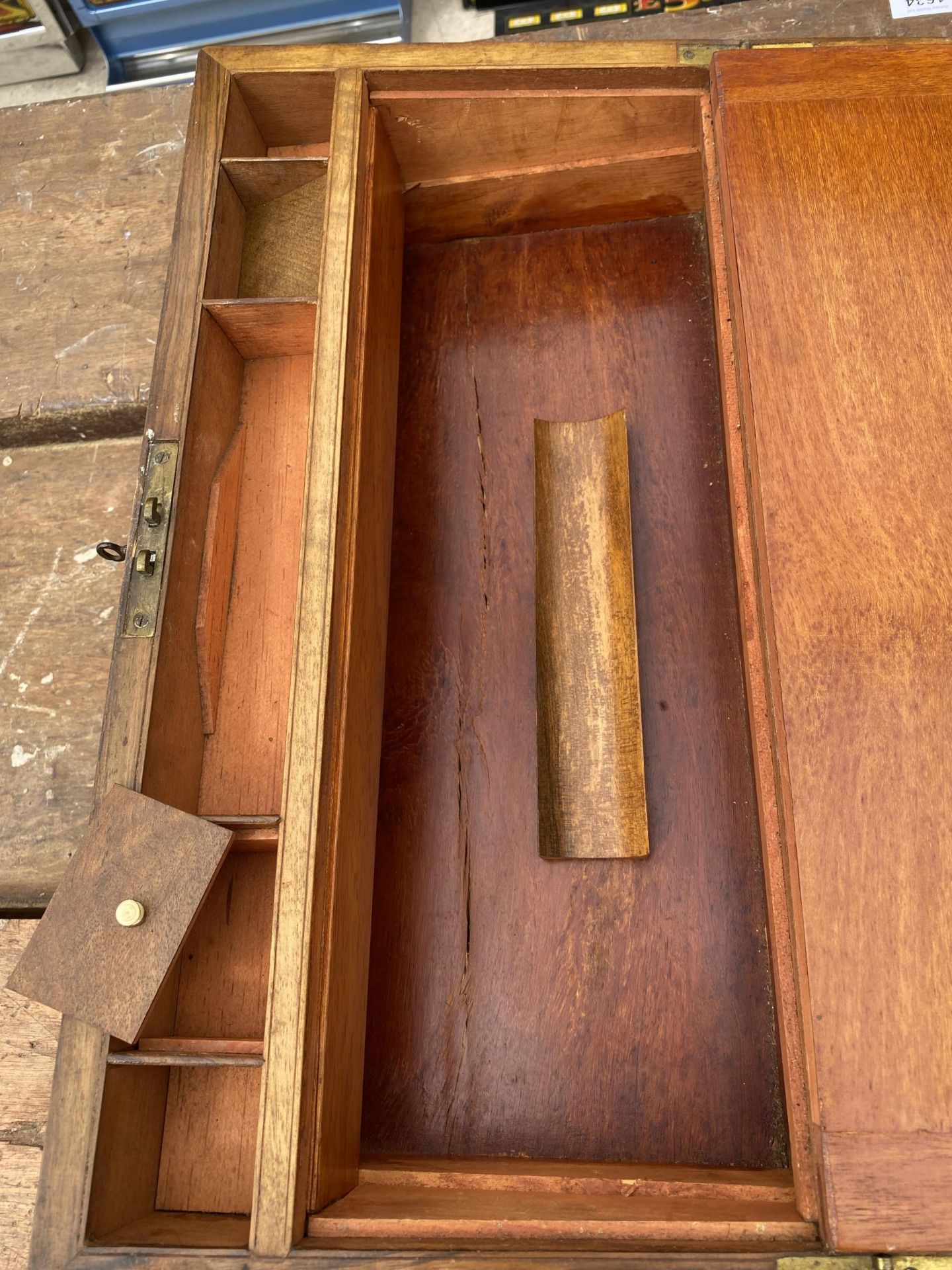 AN INLAID WALNUT WRITING SLOPE WITH RED BLAZE INTERIOR AND SECRET DRAWERS - Bild 9 aus 11