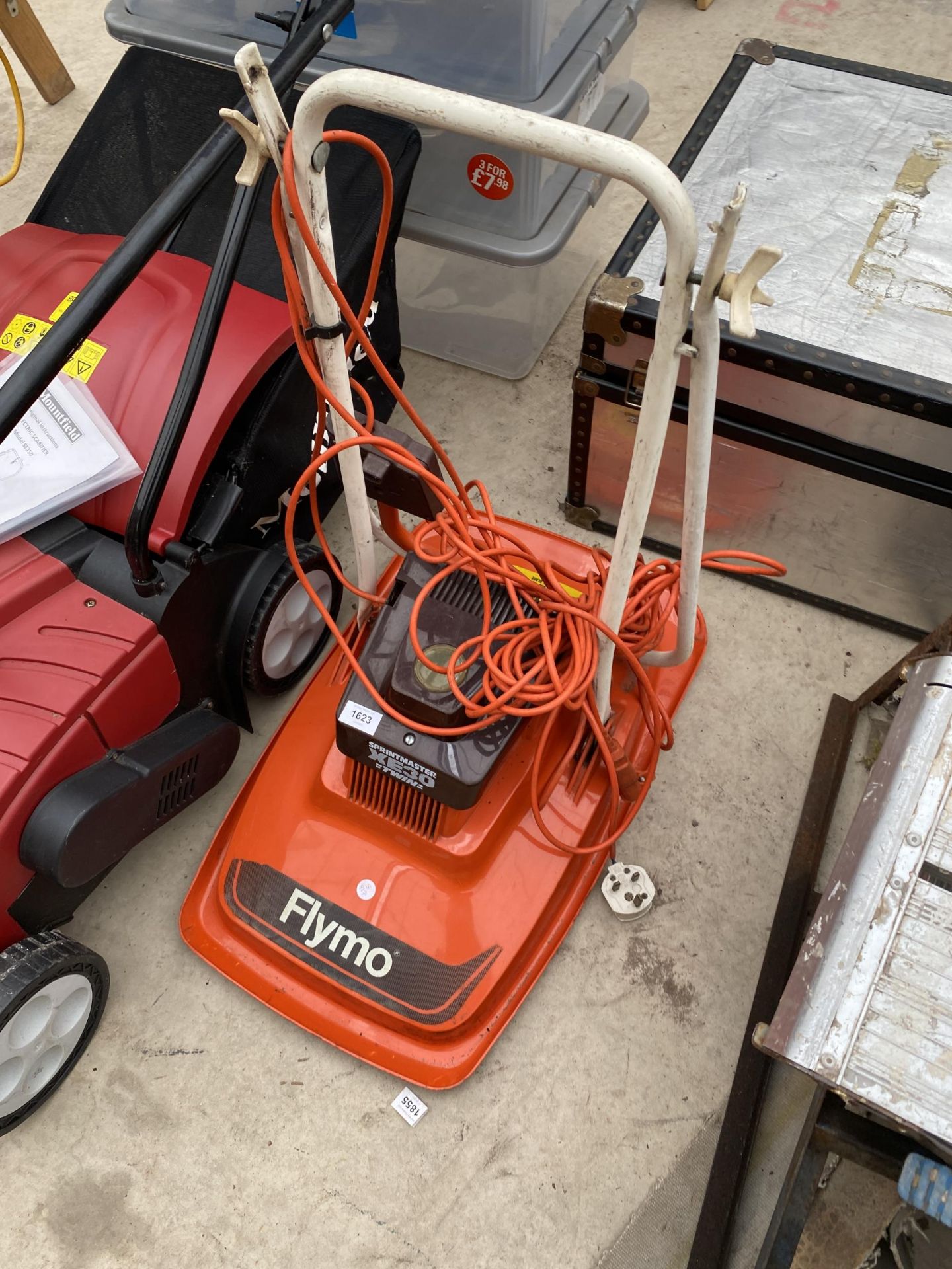 A MOUNTFIELD ELECTRIC SCARIFIER AND AN ELECTRIC FLYMO LAWN MOWER - Bild 2 aus 5