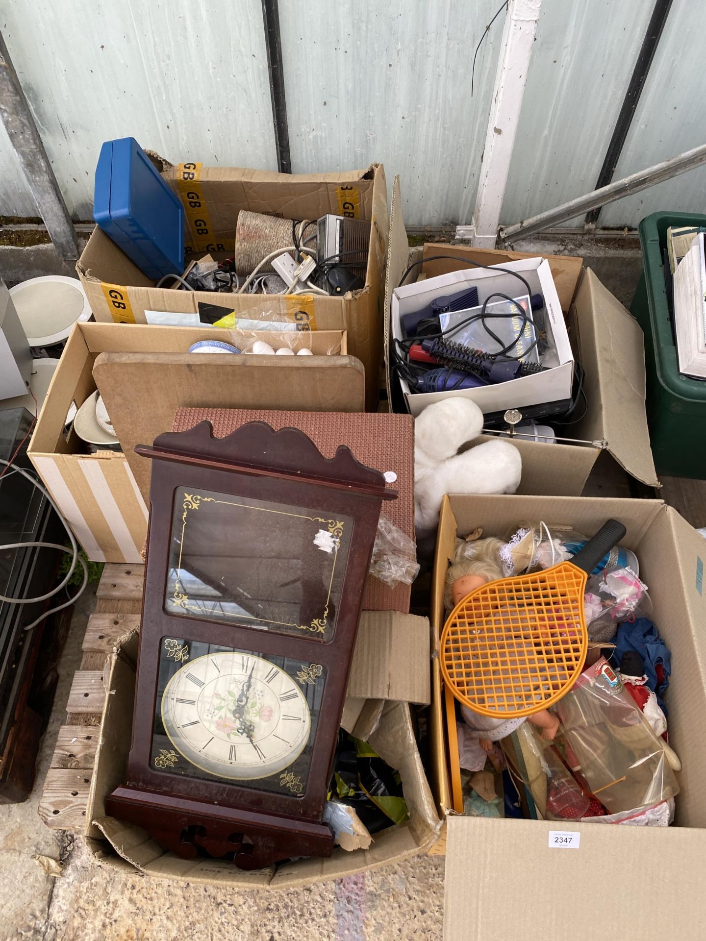 AN ASSORTMENT OF HOUSEHOLD CLEARANCE ITEMS TO INCLUDE CERMAICS AND CLOCKS ETC