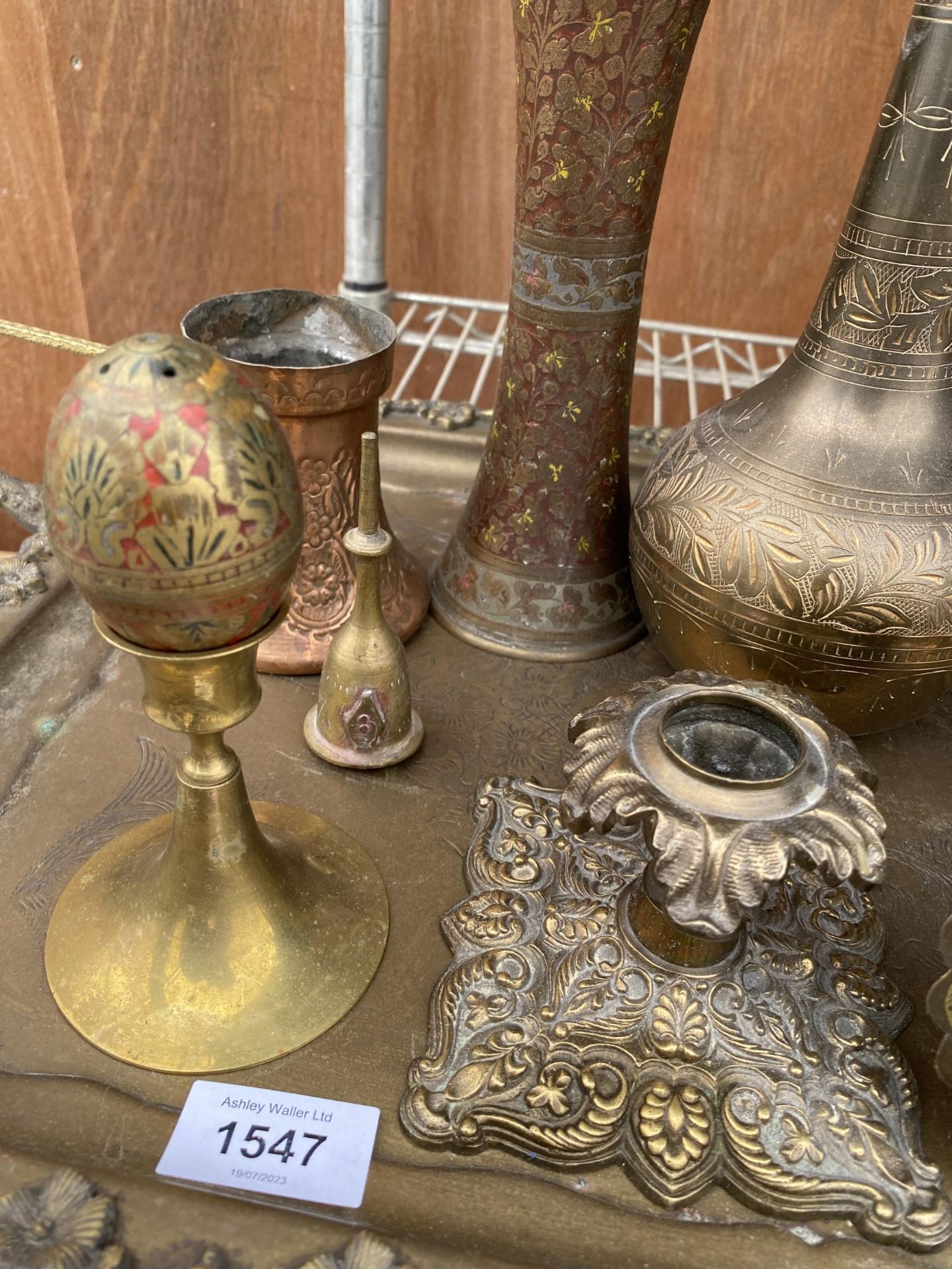 AN ASSORTMENT OF VINTAGE AND DECORATIVE BRASS WARE TO INCLUDE A TRAY, CANDLESTICKS AND CLOISONNE - Image 6 of 9