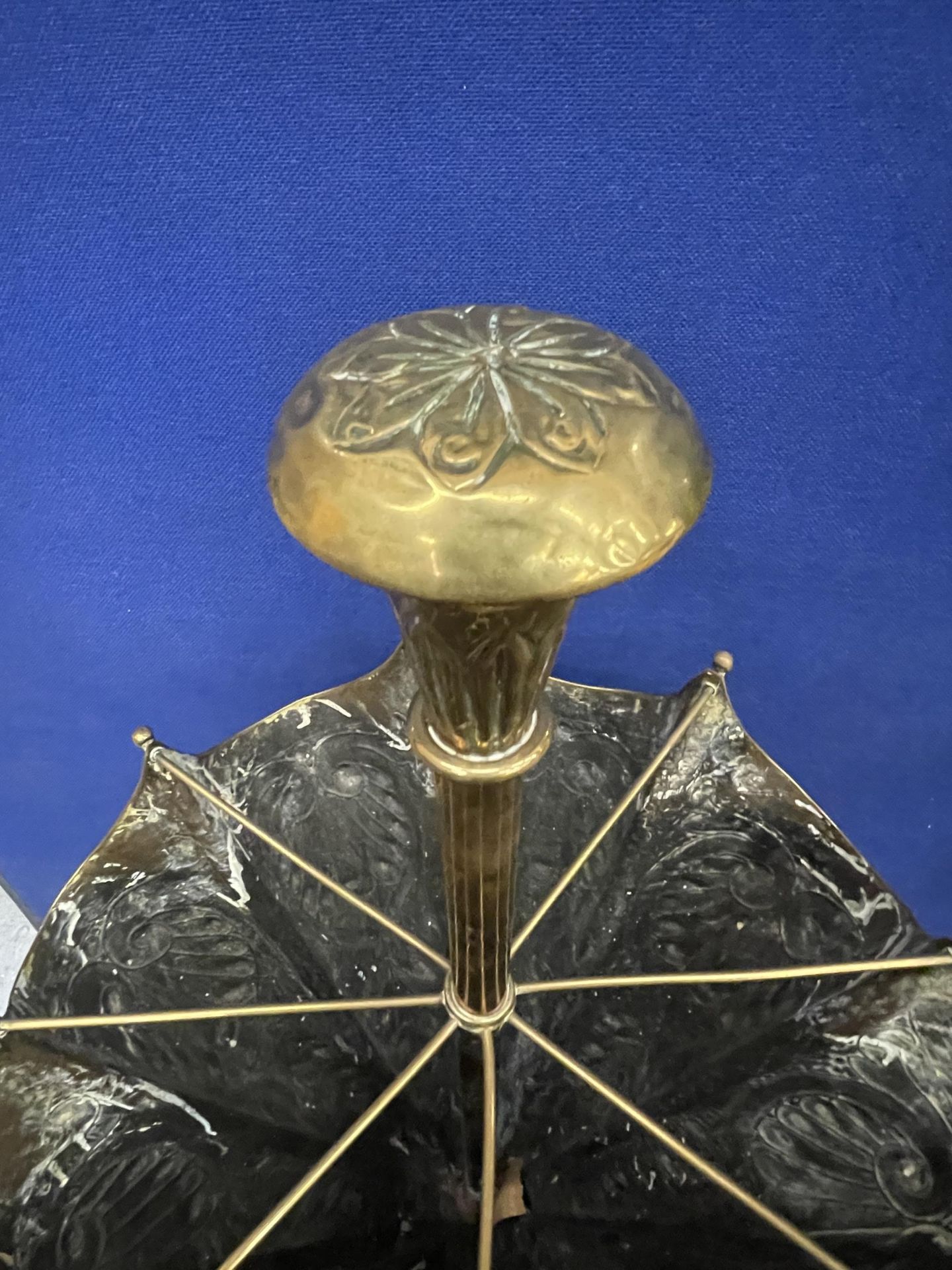 A VINTAGE BRASS UMBRELLA DESIGN STICK STAND - Image 4 of 4