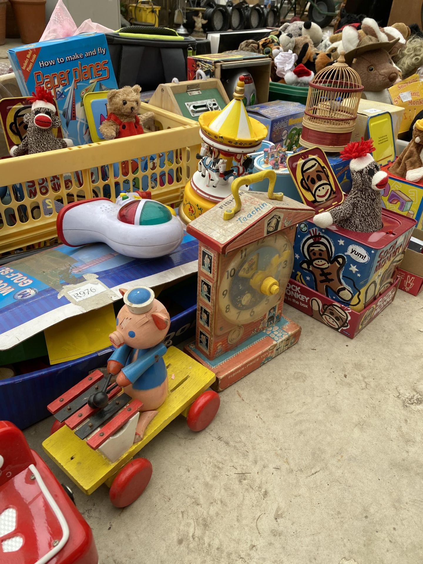 A LARGE ASSORTMENT OF CHILDRENS TOYS - Image 3 of 7
