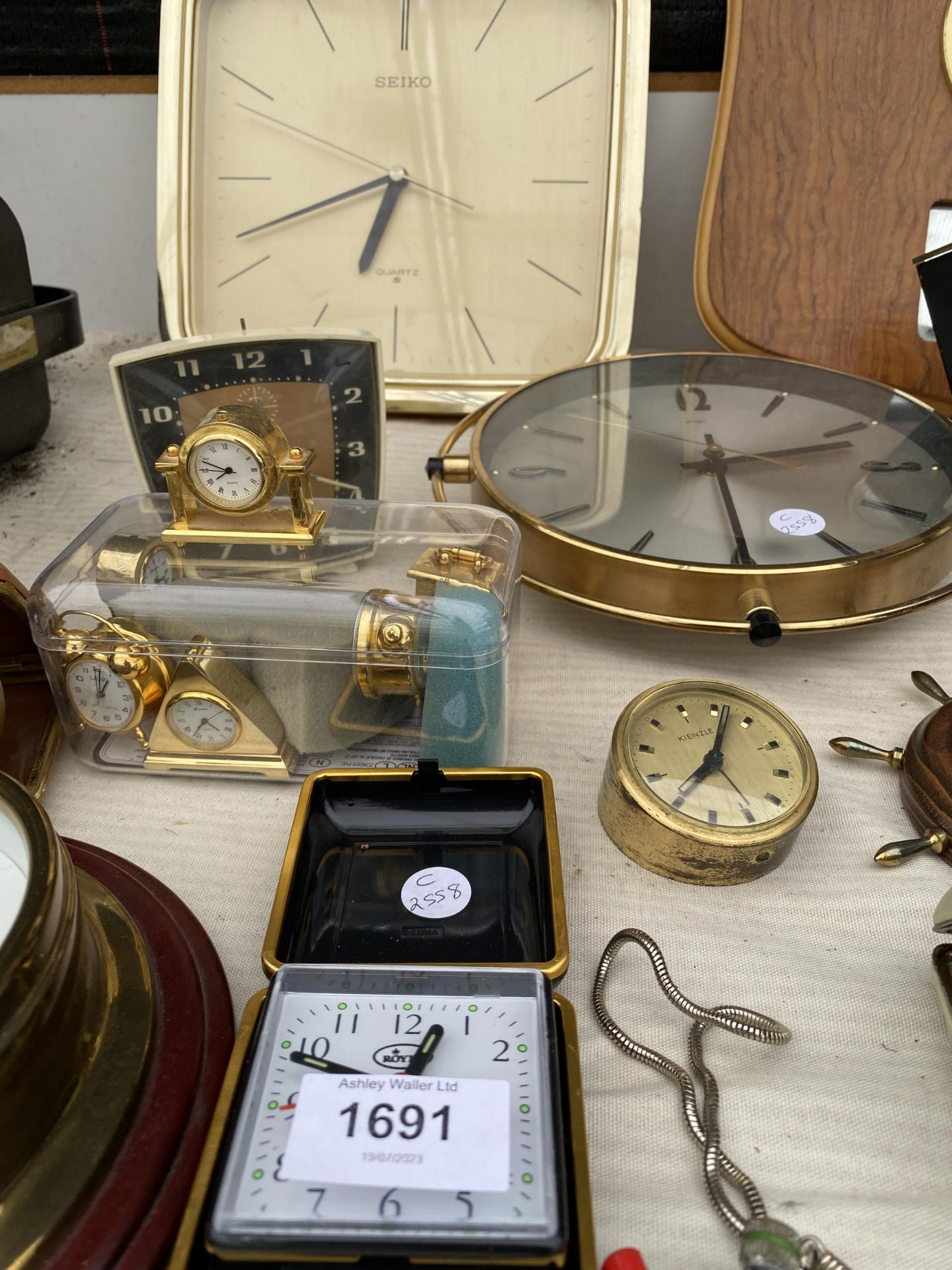 A LARGE ASSORTMENT OF CLOCKS AND WATCHES - Bild 2 aus 5