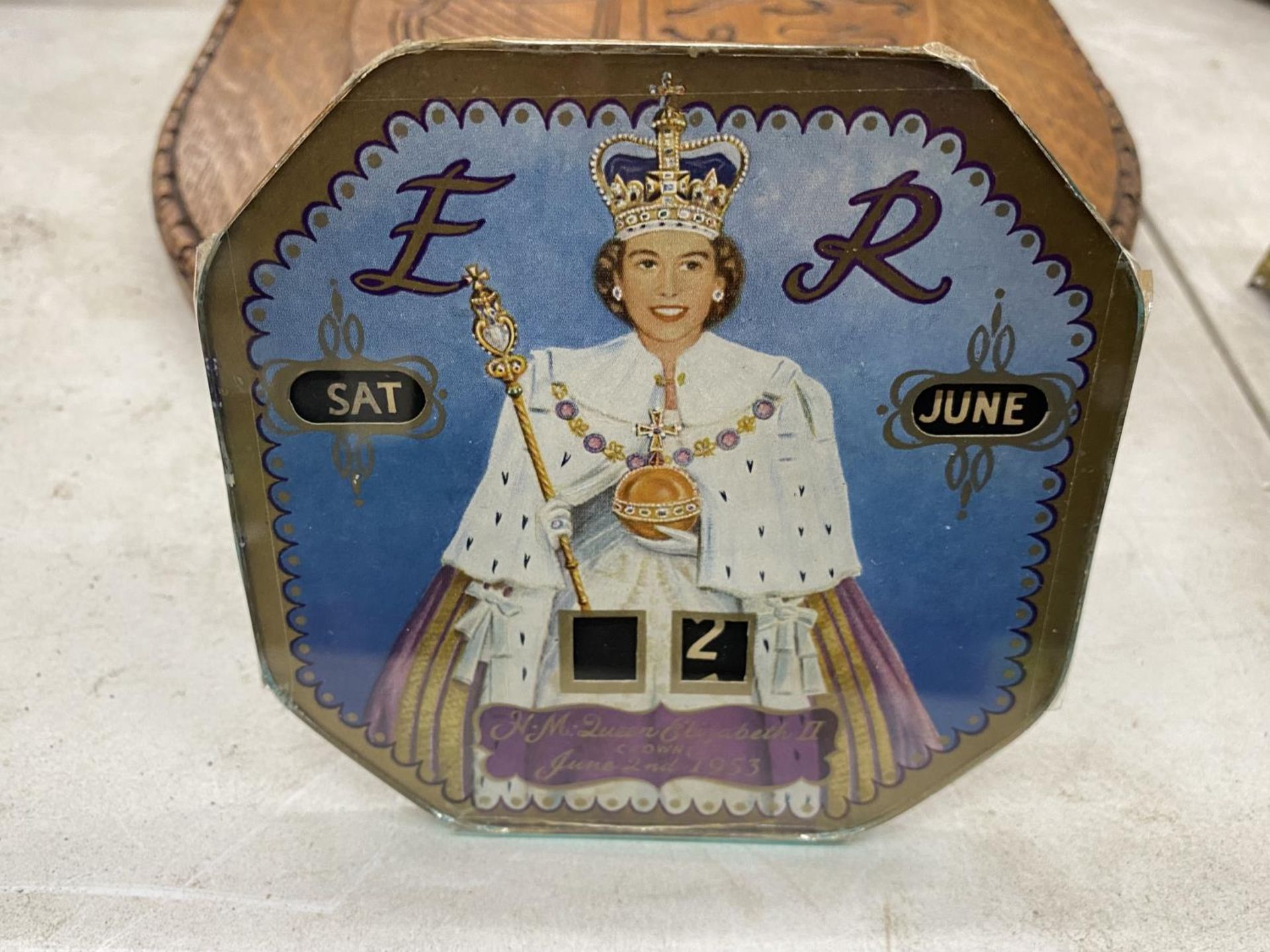 A LARGE WOODEN ELIZABETH 11 WALL PLAQUE AND A VINTAGE QUEEN ELIZABETH 11 CORONATION PERPETUAL - Image 2 of 2