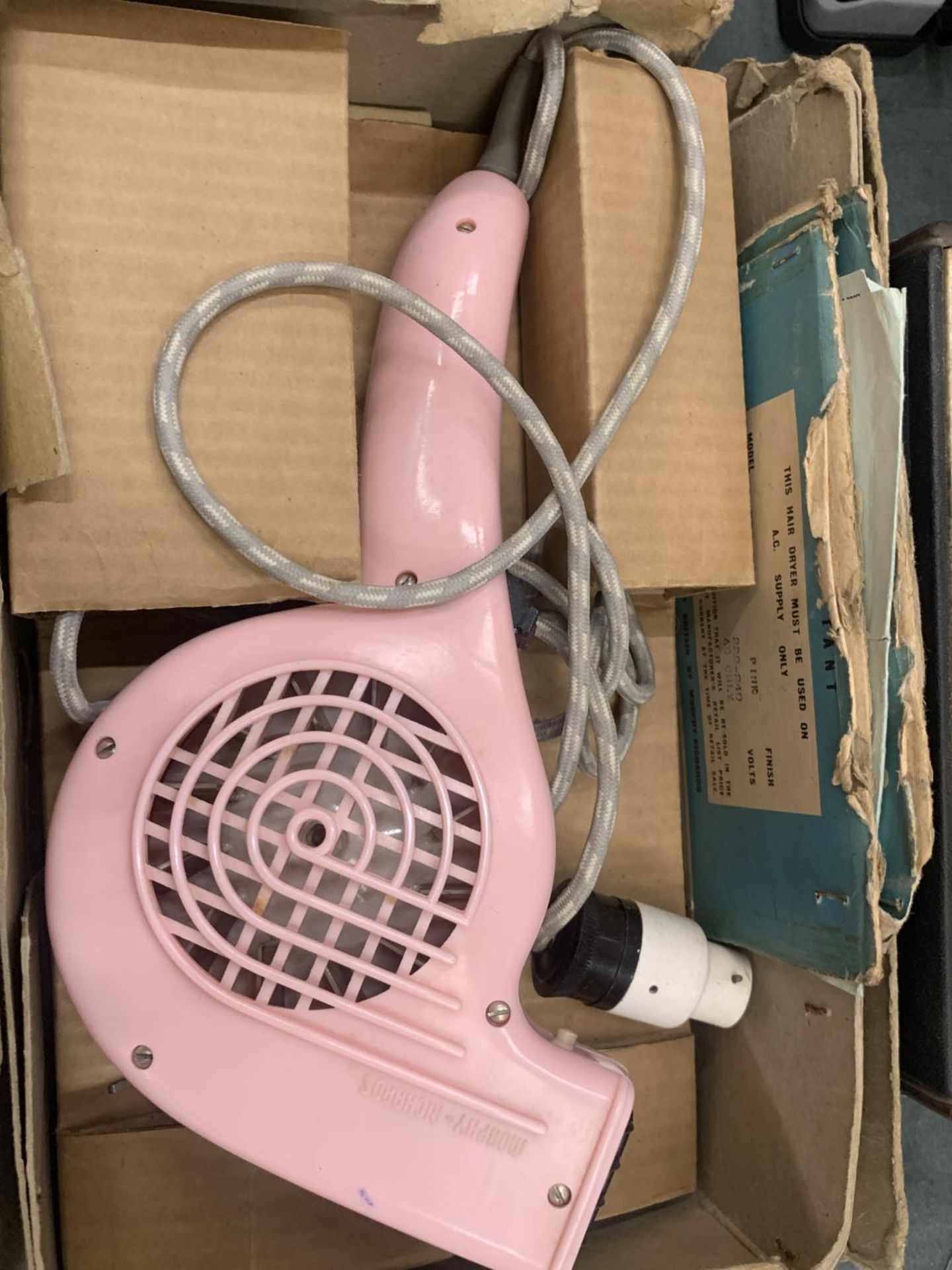 A MIXED VINTAGE LOT TO INCLUDE THREE RADIOS, A BOXED MORPHY-RICHARDS PINK HAIRDRYER AND A BOXED - Image 3 of 5
