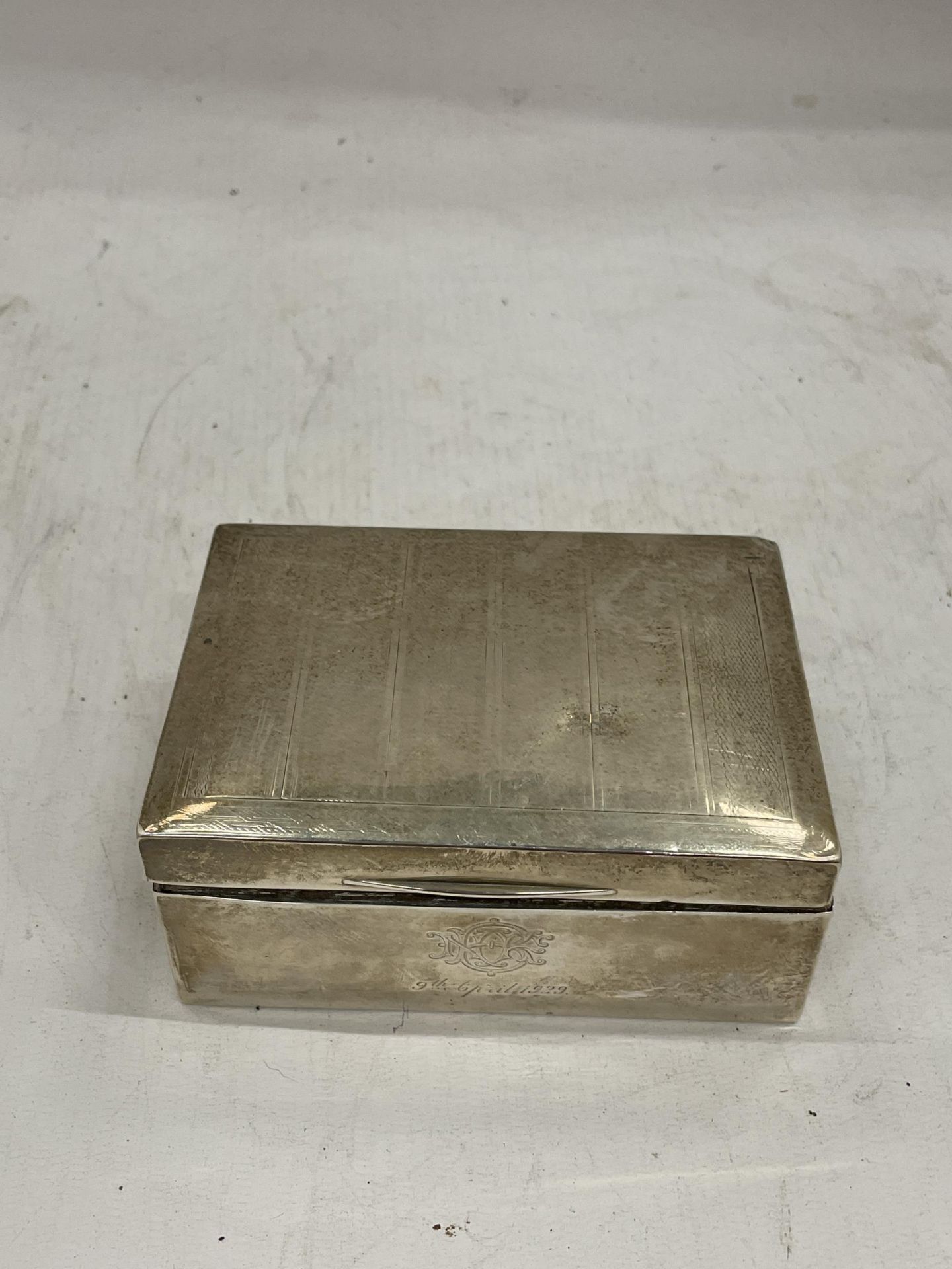 A HALLMARKED BIRMINGHAM SILVER BOX ENGRAVED 9TH APRIL 1929 GROSS WEIGHT 362 GRAMS