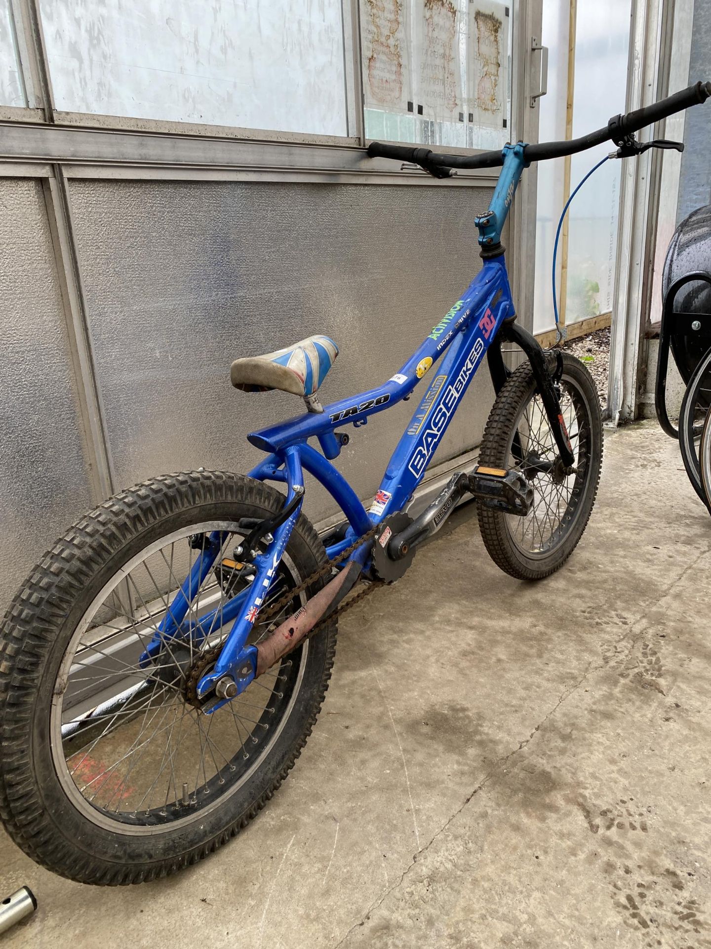 A BASEBIKE TA20 BMX BIKE WITH LARGE TYRES - Bild 2 aus 3