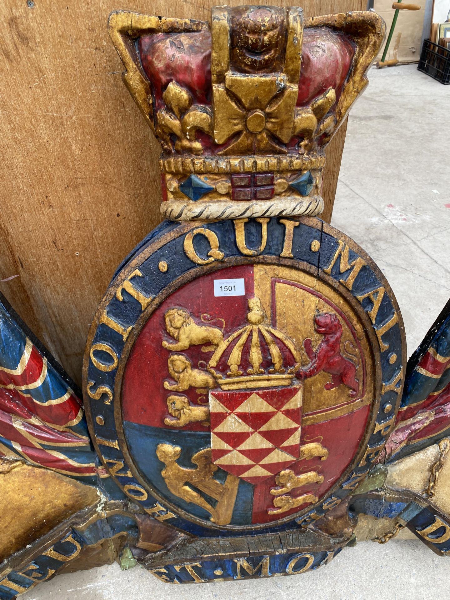 AN UNUSUAL WOODEN CARVED COAT OF ARMS PLAQUE WITH LION AND HORSE DECORATION (L:150CM H:96CM) - Bild 4 aus 9