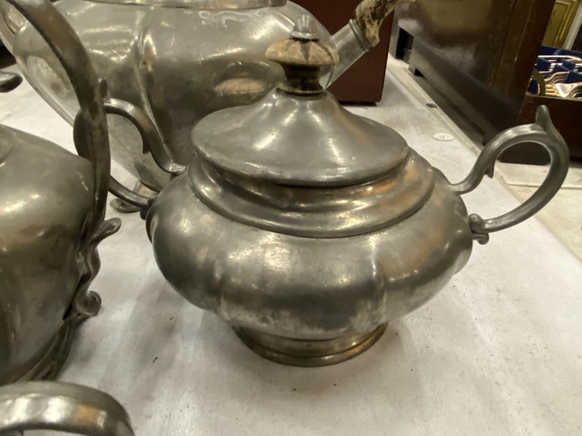 A PEWTER TEASET TO INCLUDE TEAPOT, SUGAR, MILK AND HOT WATER JUG - Image 4 of 6