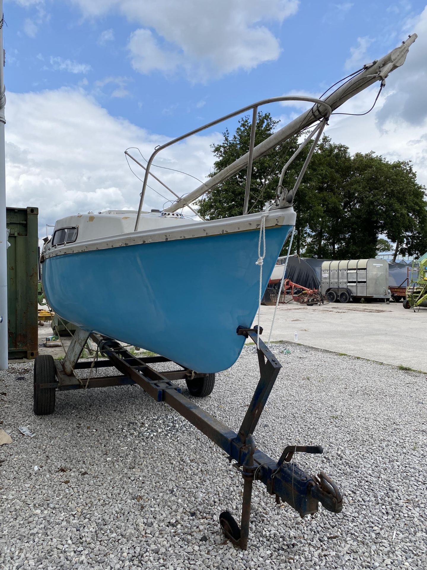 A FOXCUB 18 TWIN KEEL SAILBOAT WITH LAUNCHING TRAILER (NOT ROAD WORTHY) DRY STORED FOR THE LAST 8 - Image 4 of 13